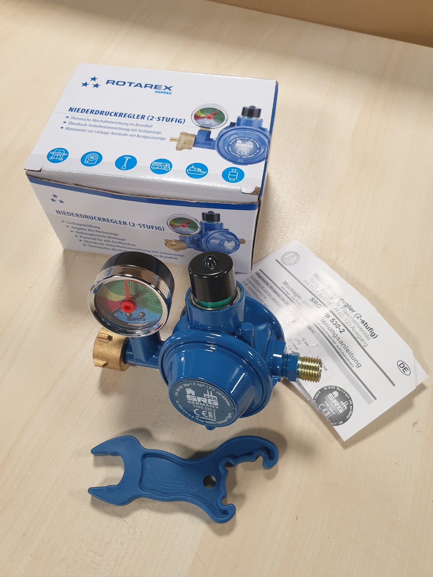 163404 - ROTAREX - Rregullator i Presionit të Ulët me 2 Faza, 50 mbar, me Çelës Bombolë Gazit, i Përshtatshëm për Skarë dhe Ngrohës LPG, me Matës Presioni për Treguesin e Gazit të Mbetur dhe Kontrollin e Rrjedhjeve