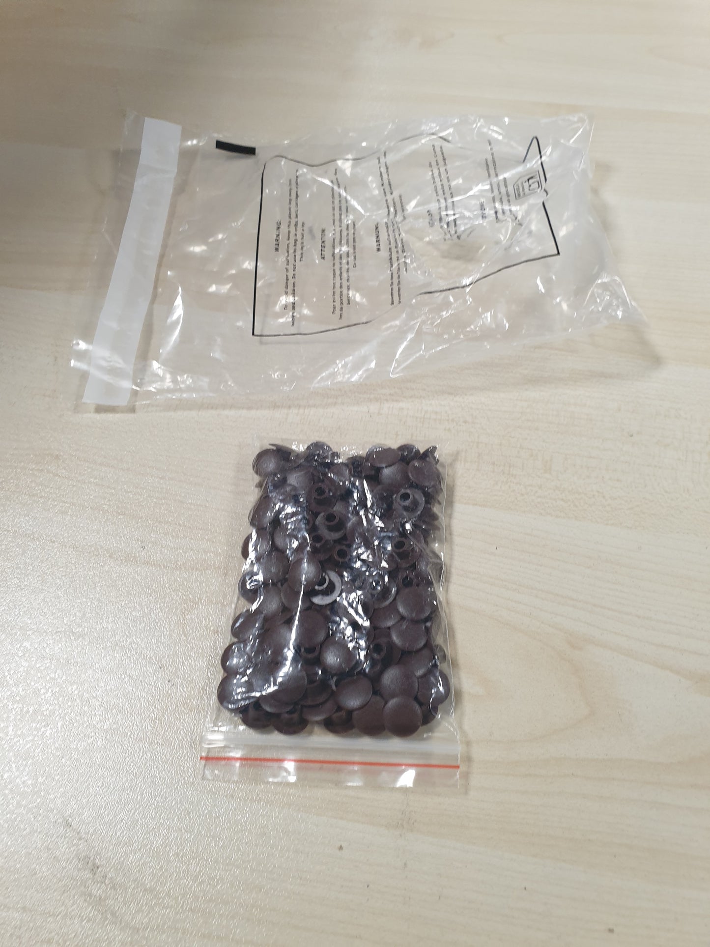 225092 - TAPA Harta e furnizimit Tapa Vrimash Plastike, 120 copë, 6 mm, të rreshtuara, Kapakë të rrumbullakët me vidë, Mbyllje Kapaku, Kapakë Fundesh për Futje Mobiljesh, Kafe e Errët