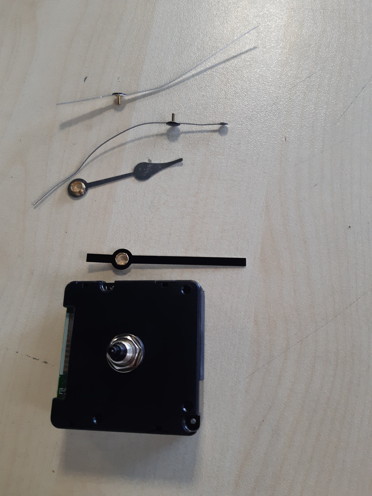 257381 - TFA DOSTMANN Mekanizëm ore me radiokontroll, 2 sete akrepash, për ora muri, Gjatësi 56 x Gjerësi 37 x Lartësi 56 mm, e zezë