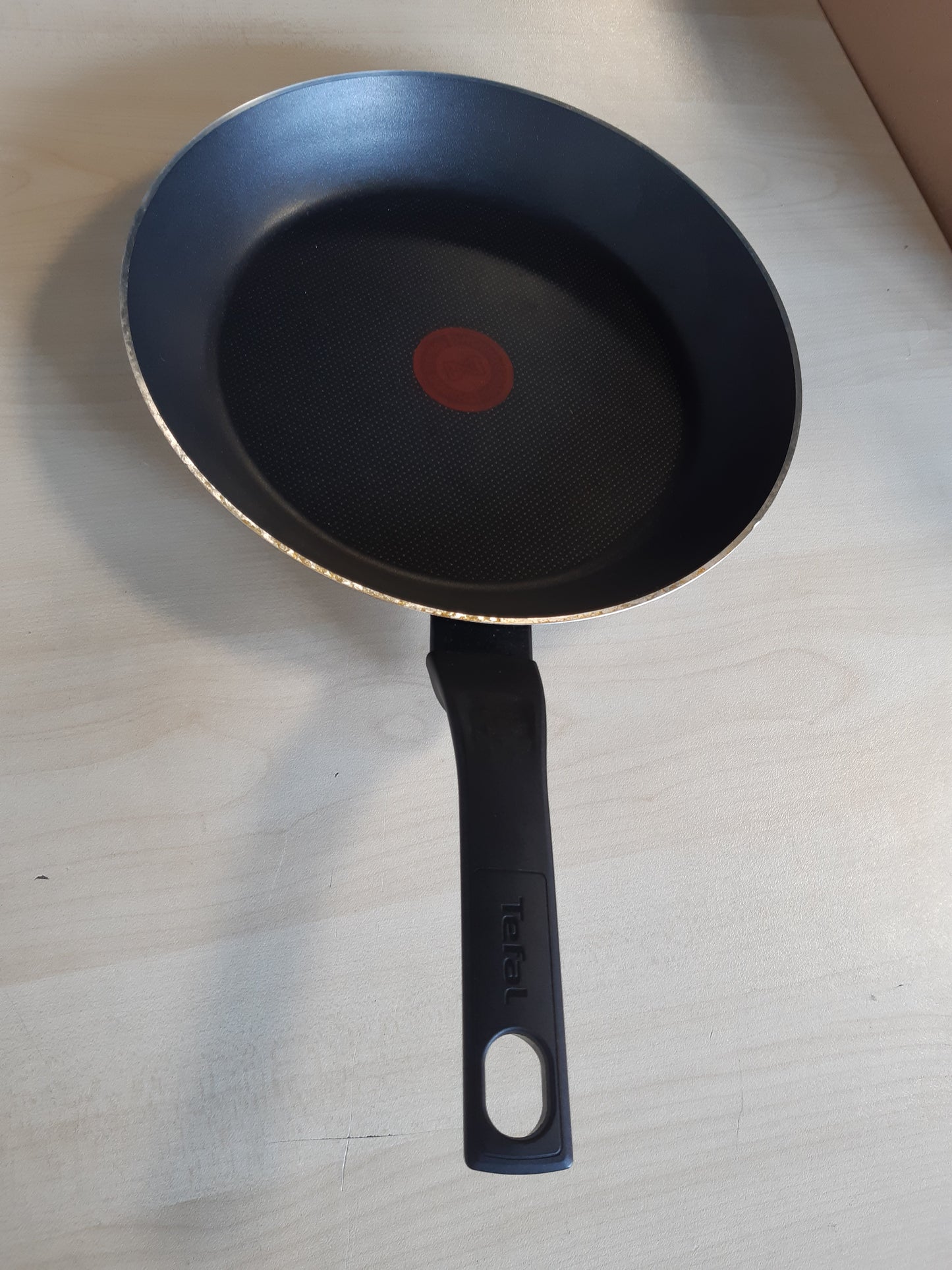 256330 - TEFAL Tigan B55506, 28 cm, shtresë jo ngjitëse, tregues termik, bazë e fortë, e lehtë për t’u pastruar, formë e thellë, pa induksion, e zezë