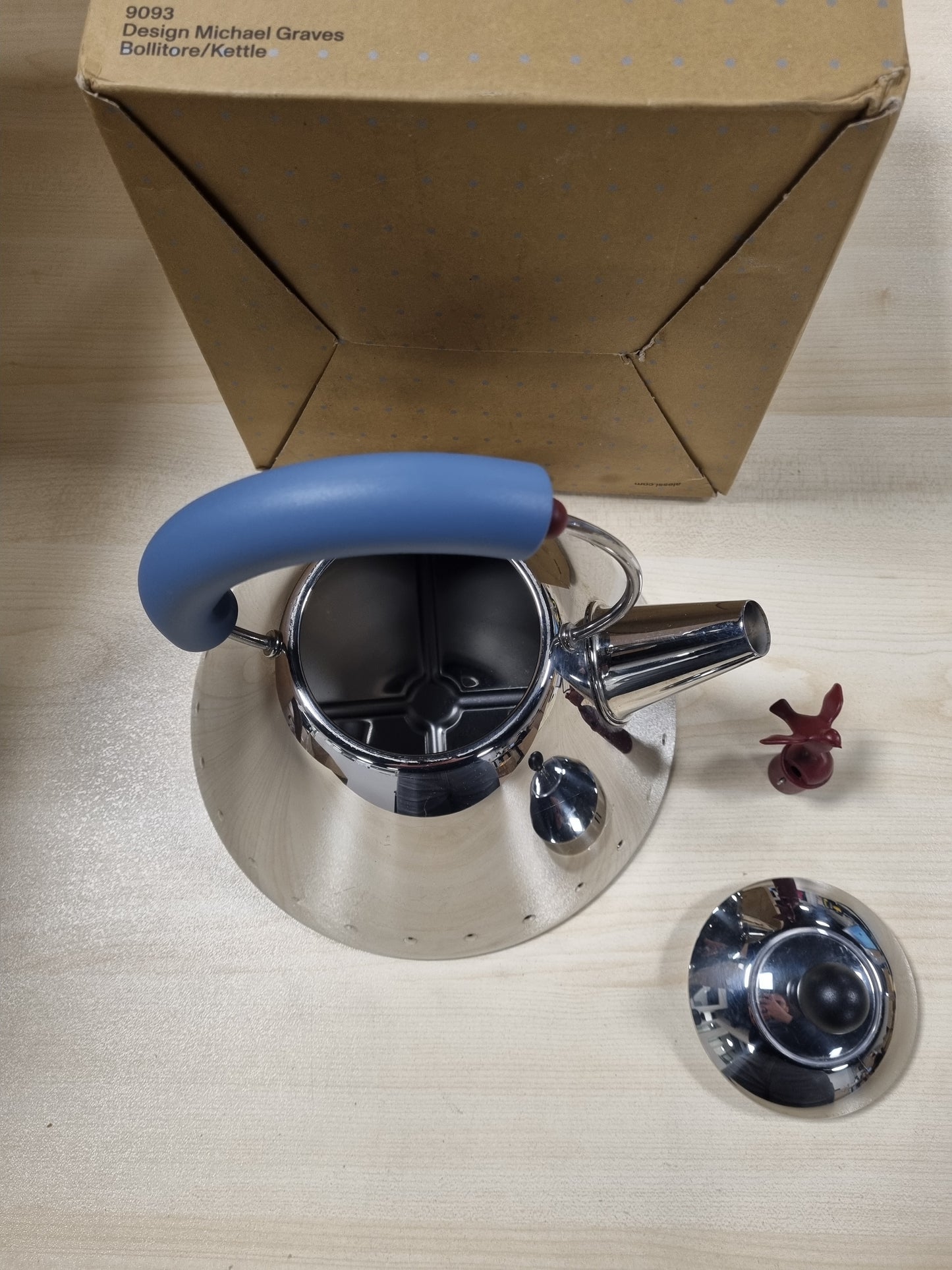 239297 - ALESSI ÇAJNIK 9093, çelik inox 18/10, sipërfaqe e lëmuar, dorezë dhe fishkëllimë zogjsh - Blu e çelët