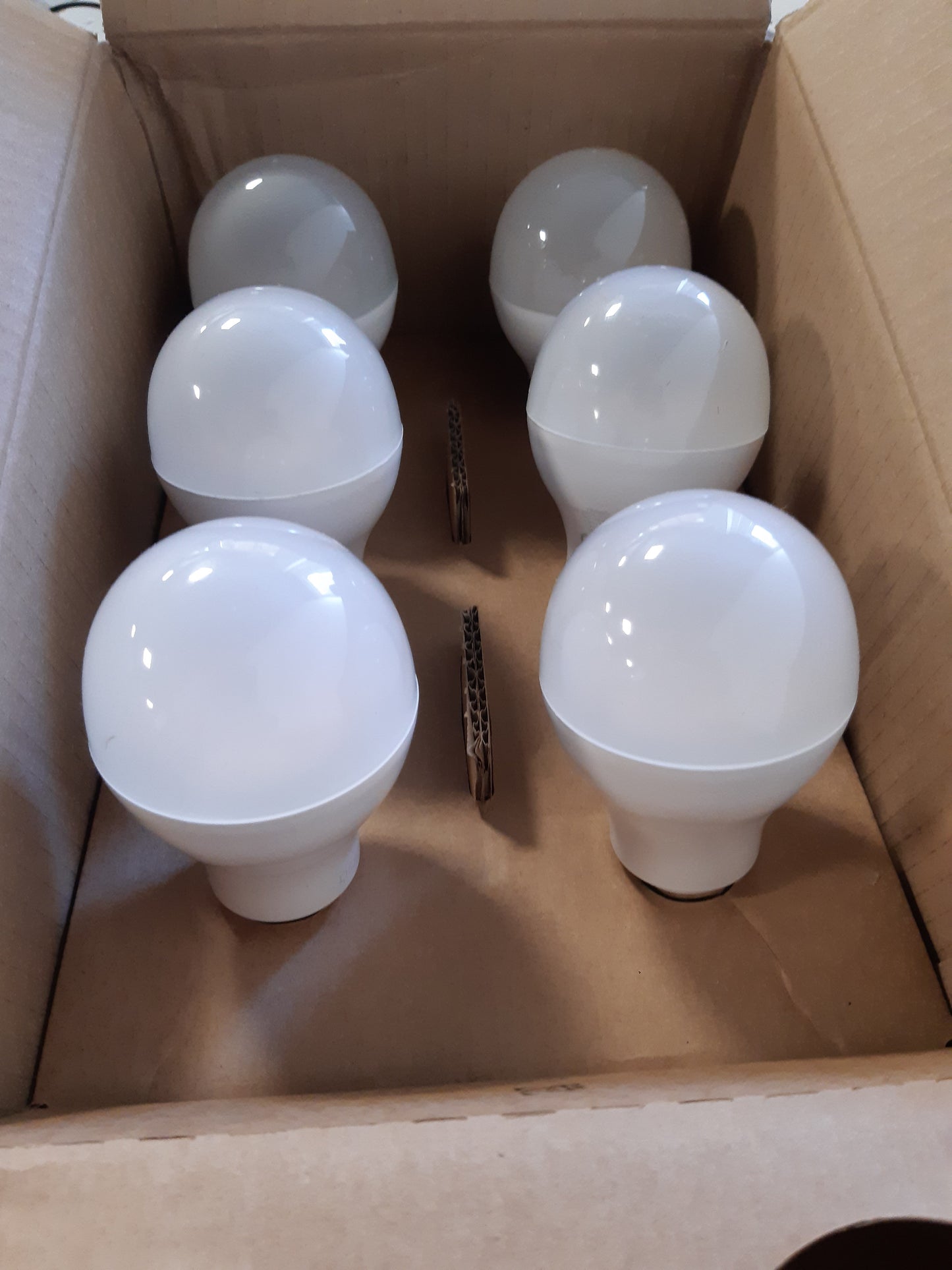 205337 - AMAZON BASICS Llambë LED E27 A60 me Bazë Vidë, 14W (Ekuivalente 100W Inkandeshente), e Bardhë e Ngrohtë, me Errësim - Pako 6 Copësh