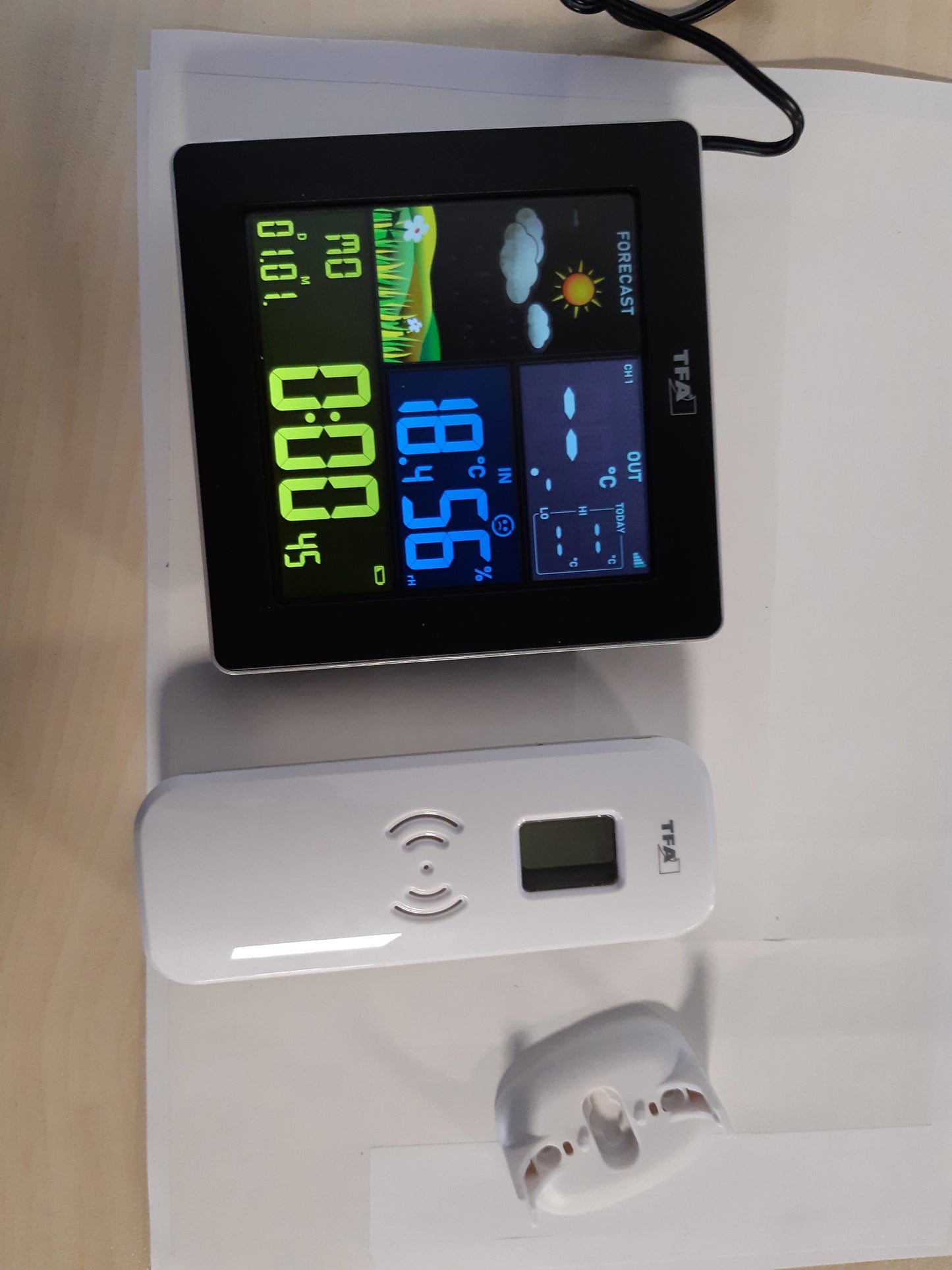 164495 - TFA DOSTMANN Stacion Meteorologjik Dixhital Wireless, SUN2 35.1174, Sensor i Jashtëm, Ekran i Madh Me Ngjyra, Kontroll Klime, Orë Radio Me Datë, Higrometër, Adaptor Energjie, Ngjyra e Zi