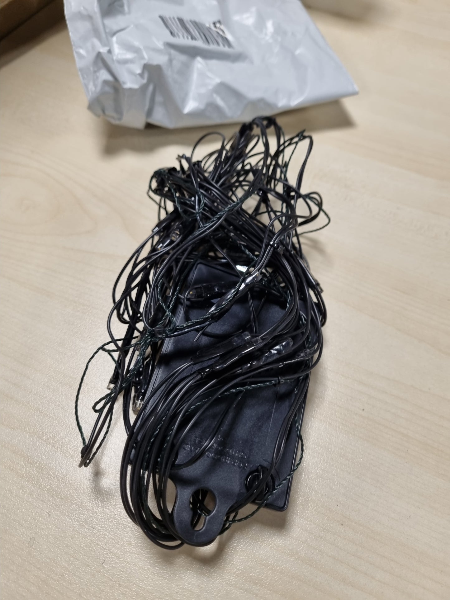 215101 - KONSTSMIDE Dritat LED me rrjetë për përdorim të jashtëm (IP44), funksionojnë me bateri: 4xAA 1.5V (nuk përfshihen), 40 dioda të bardha të ngrohta, me sensor drite dhe kohëmatës 6 orësh dhe 9 orësh, 80 x 80 cm