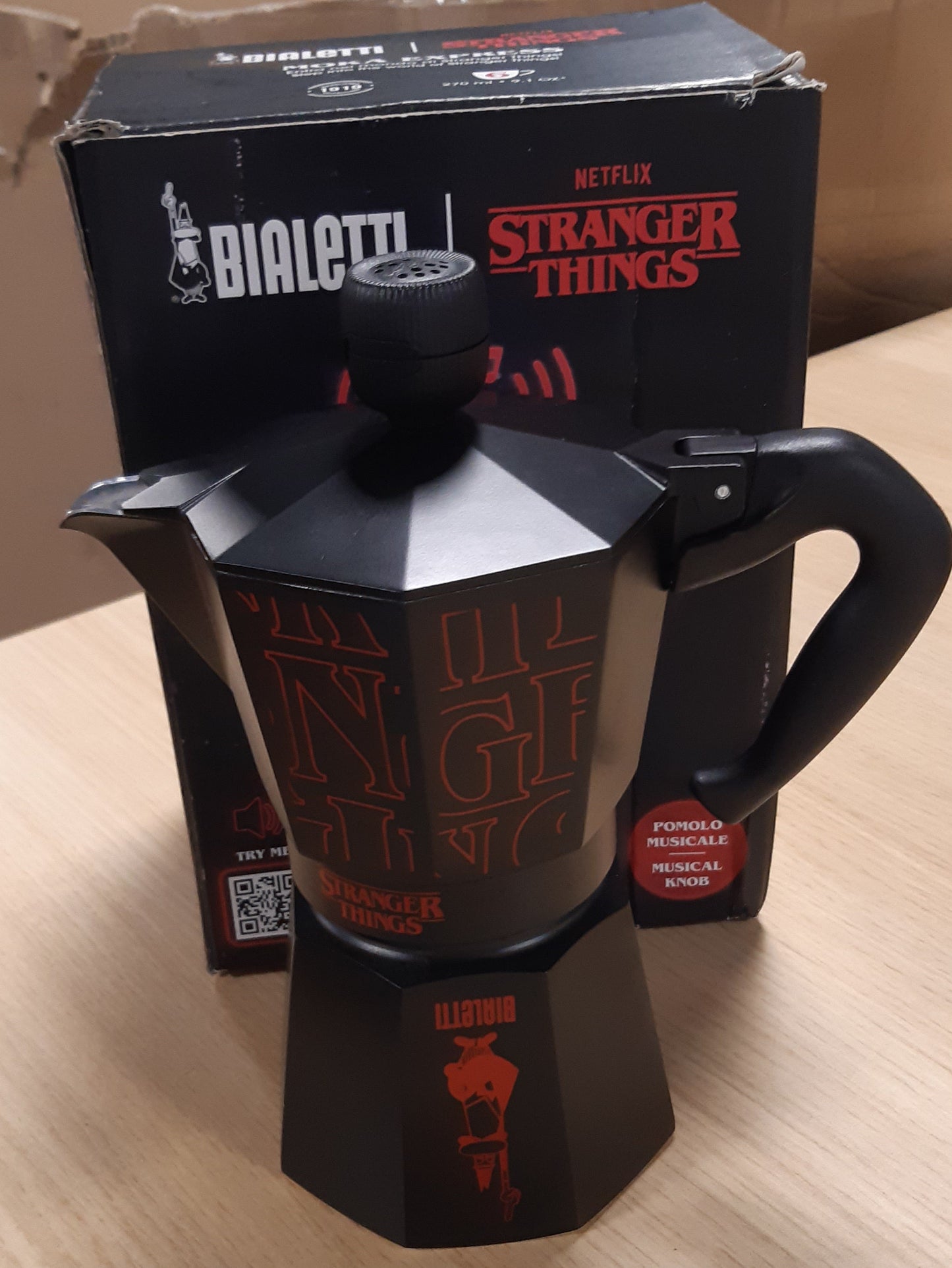 153248 - BIALETTI Moka Express Stranger Things, Dorezë Muzikore me Karikim USB C, Jo i Përshtatshëm për Induksion, Kapacitet 6 Filxhanë (270ml), E Zezë