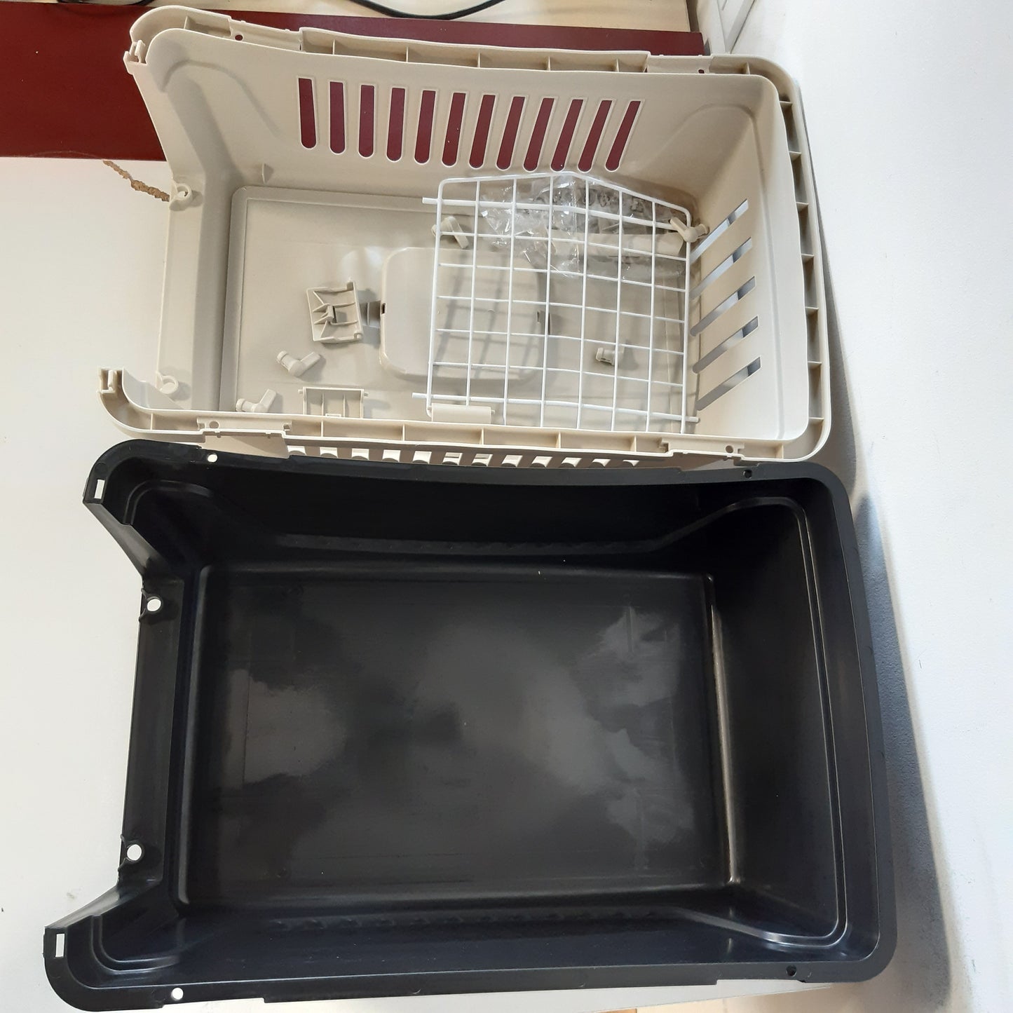 218776 - FERPLAST Transportues për Mace dhe Qen - Derë Hekuri e Veshur me Plastikë, Kapacitet deri në 5 kg, 32.5 x 48 x 29 cm, I Zi