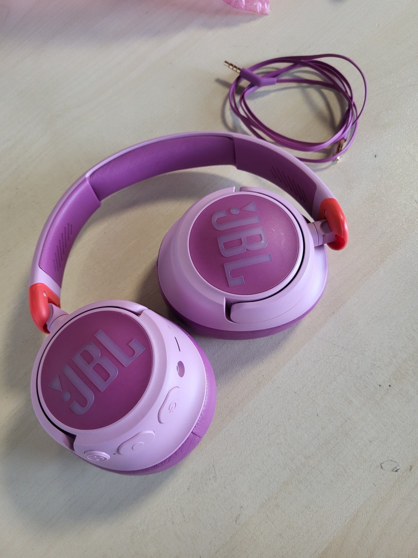 267779 - JBL Kufje JR 460 NC mbi vesh me anulim zhurmash për fëmijë, ngjyrë rozë, JBL Safe Sound, deri në 30 orë riprodhim muzike