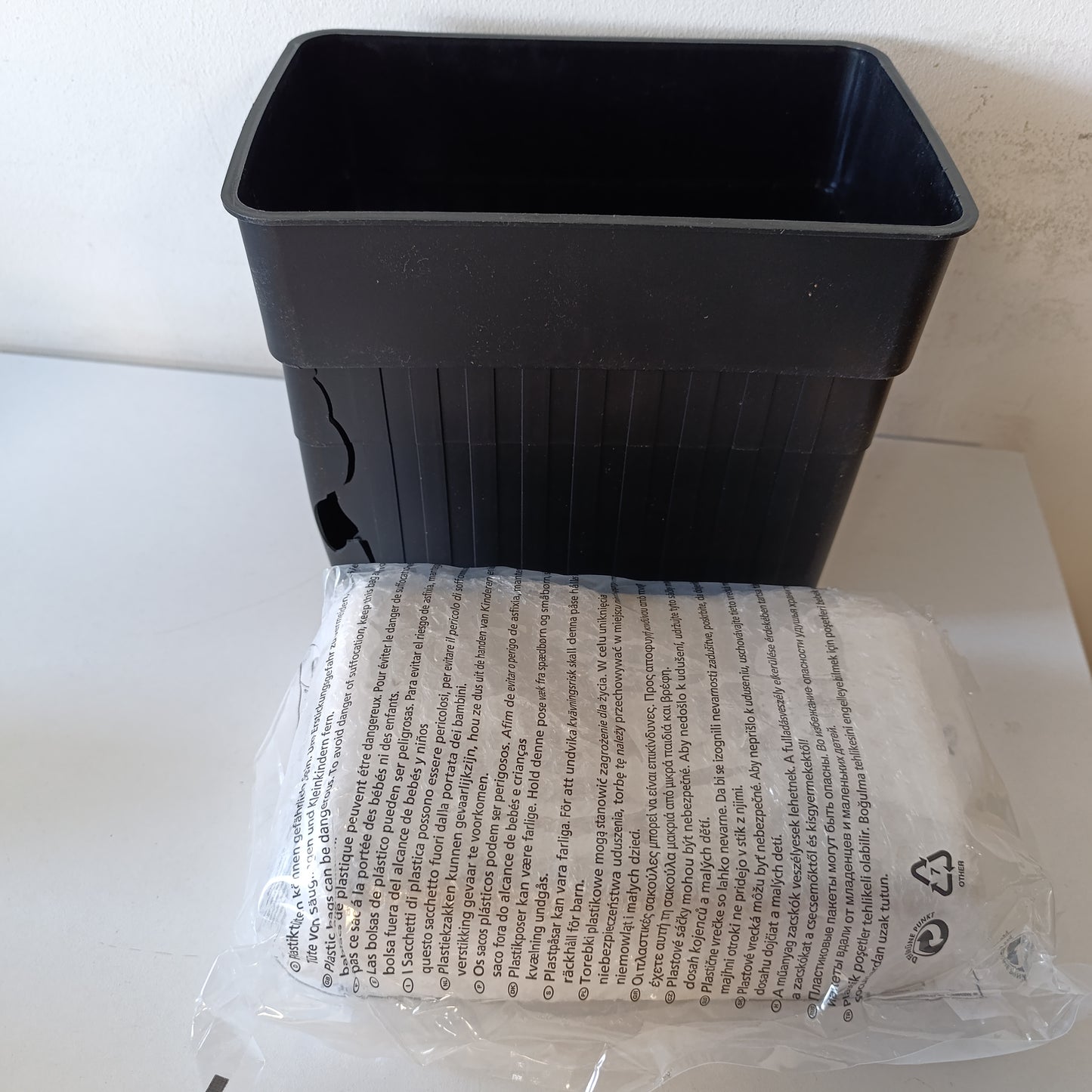 196966 - WENKO Vrasës Lagështie, Tharës Lagështie me Bllok Granulash 2 kg, 24 x 16 x 15 cm, i Zi, i Përshtatshëm për Banjo, Garazh, Bodrum, Materiali i Mbushshëm
