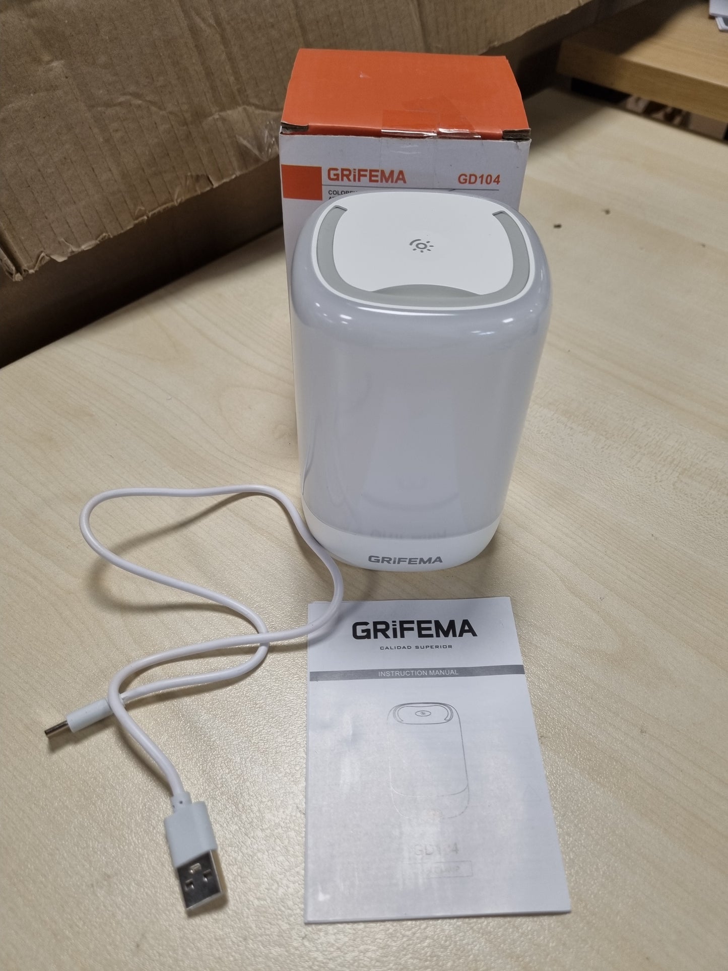 215783 - GRIFEMA Llambë nate me prekje e rikarikueshme, dritë nate RGB me errësim automatik, jetëgjatësi baterie 15-orëshe, kohëmatës 30-minutësh, USB-C, bazë anti-rrëshqitëse, modeli GD104