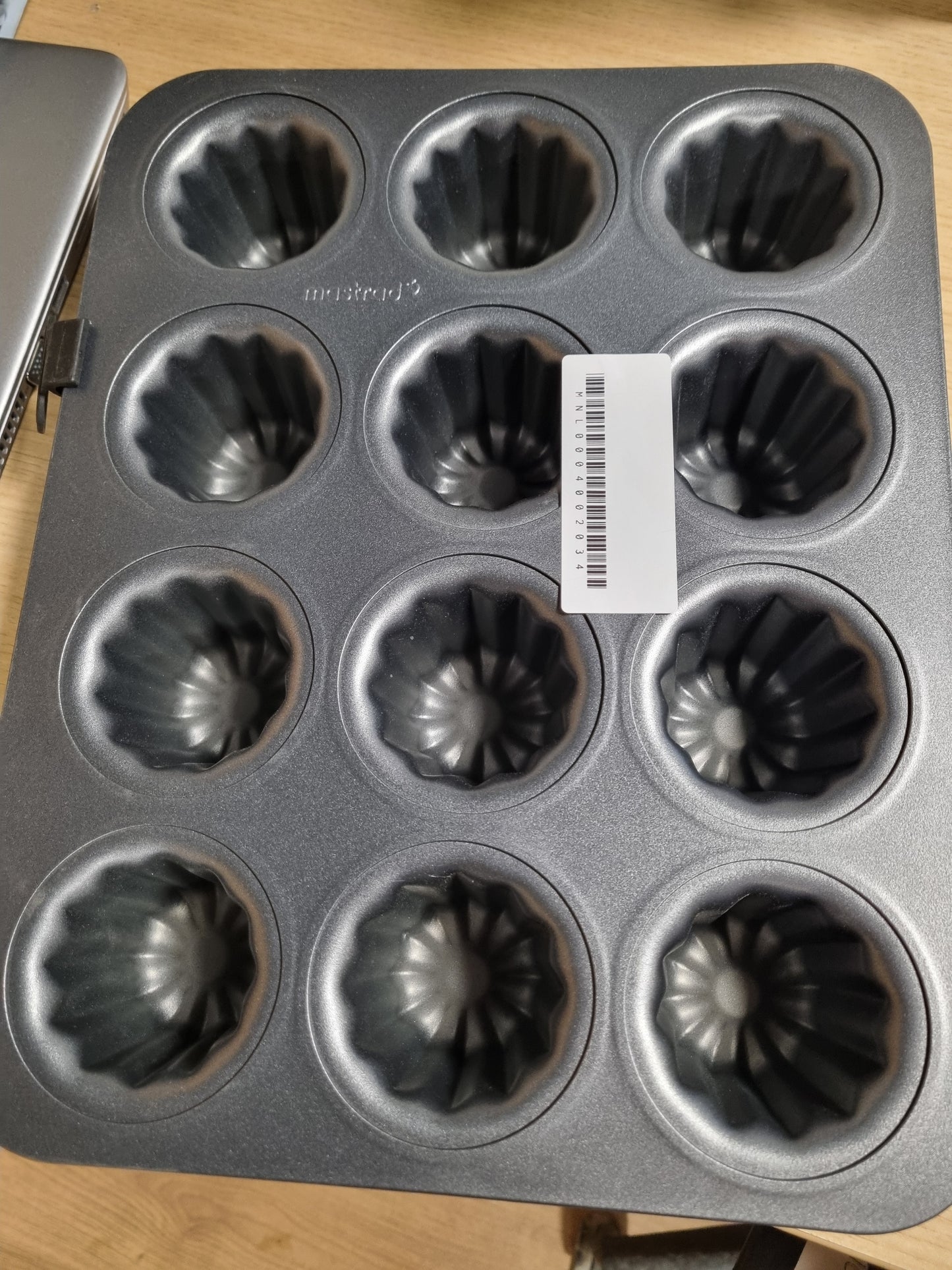 141602 - Wilton Gold – Tavë pjekjeje prej çeliku inox me shtresë kundër ngjitjes, me 12 zgavra për mini kekë me formë të valëzuar, pa PFAS, paketimi mund të ndryshojë