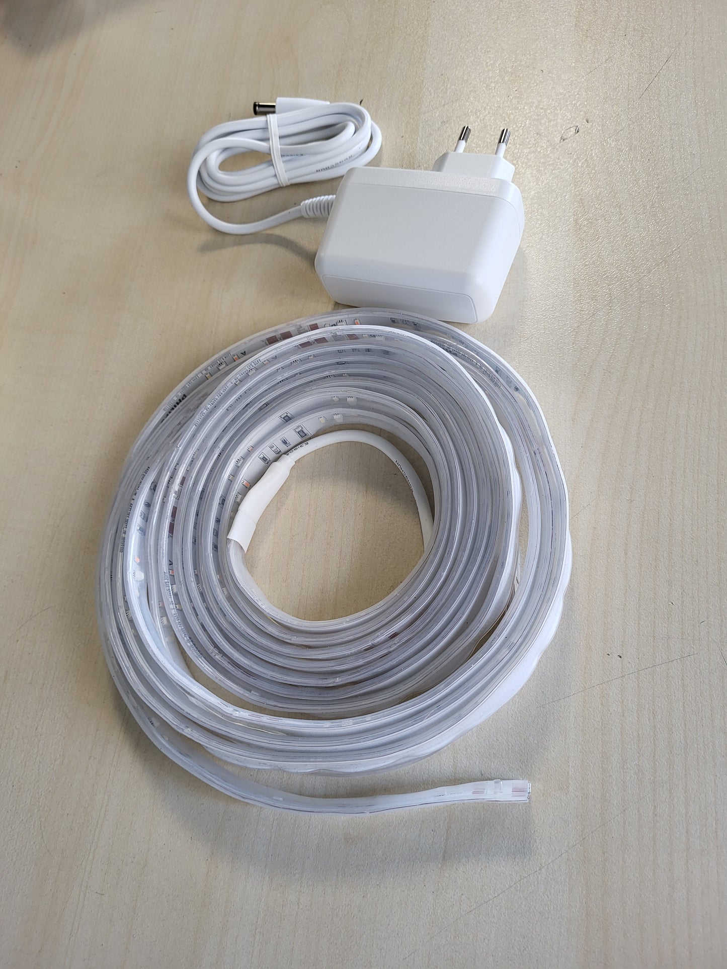 221183 - PHILIPS HUE - Set bazë shiritash ndriçimi LED inteligjentë 5m, 1 copë, ndriçim indirekt, kontrollueshëm me aplikacionin Hue, funksionon me Alexa, Google Assistant dhe Apple HomeKit