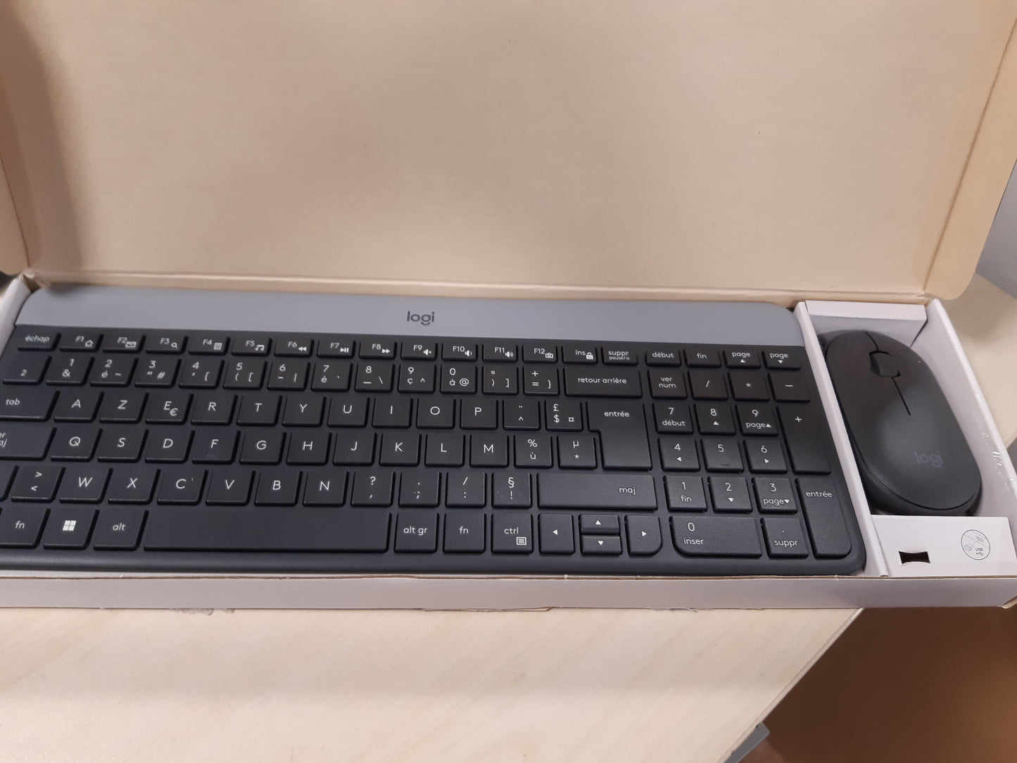 189104 - LOGITECH Kombinim i Tastierës dhe Mausit pa Tel MK470, Përshtatshmëri me Windows, 2.4 GHz me Marrës USB, Ultra i Hollë, Jetëgjatësi Baterie, Maus Optik, Tastierë Franceze AZERTY - Ngjyrë e Zezë