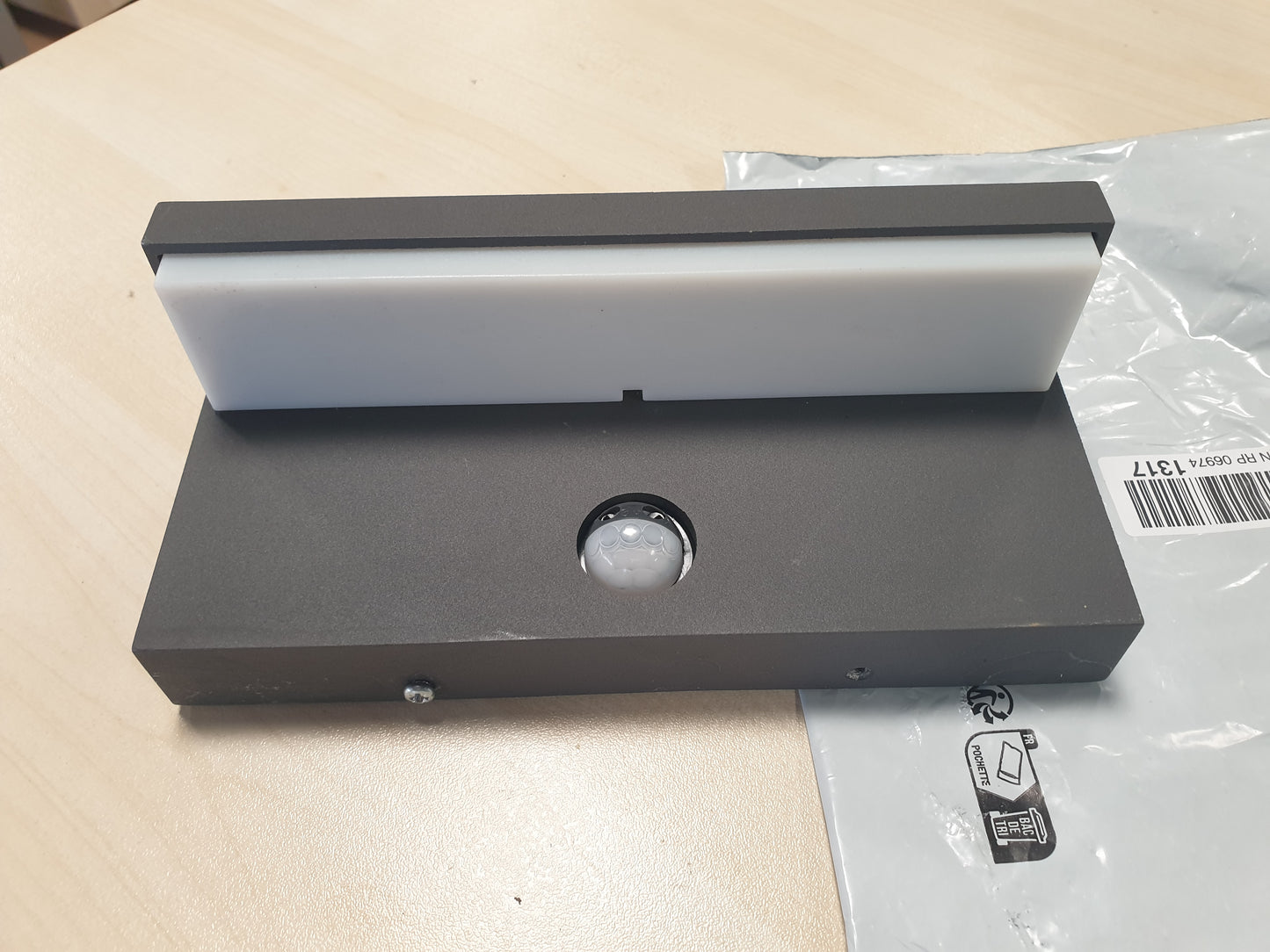 221265 - PHILIPS Dritë muri ultra-efikase LED Bustan 9W, sensor lëvizjeje, 2700K, IP44, antracit