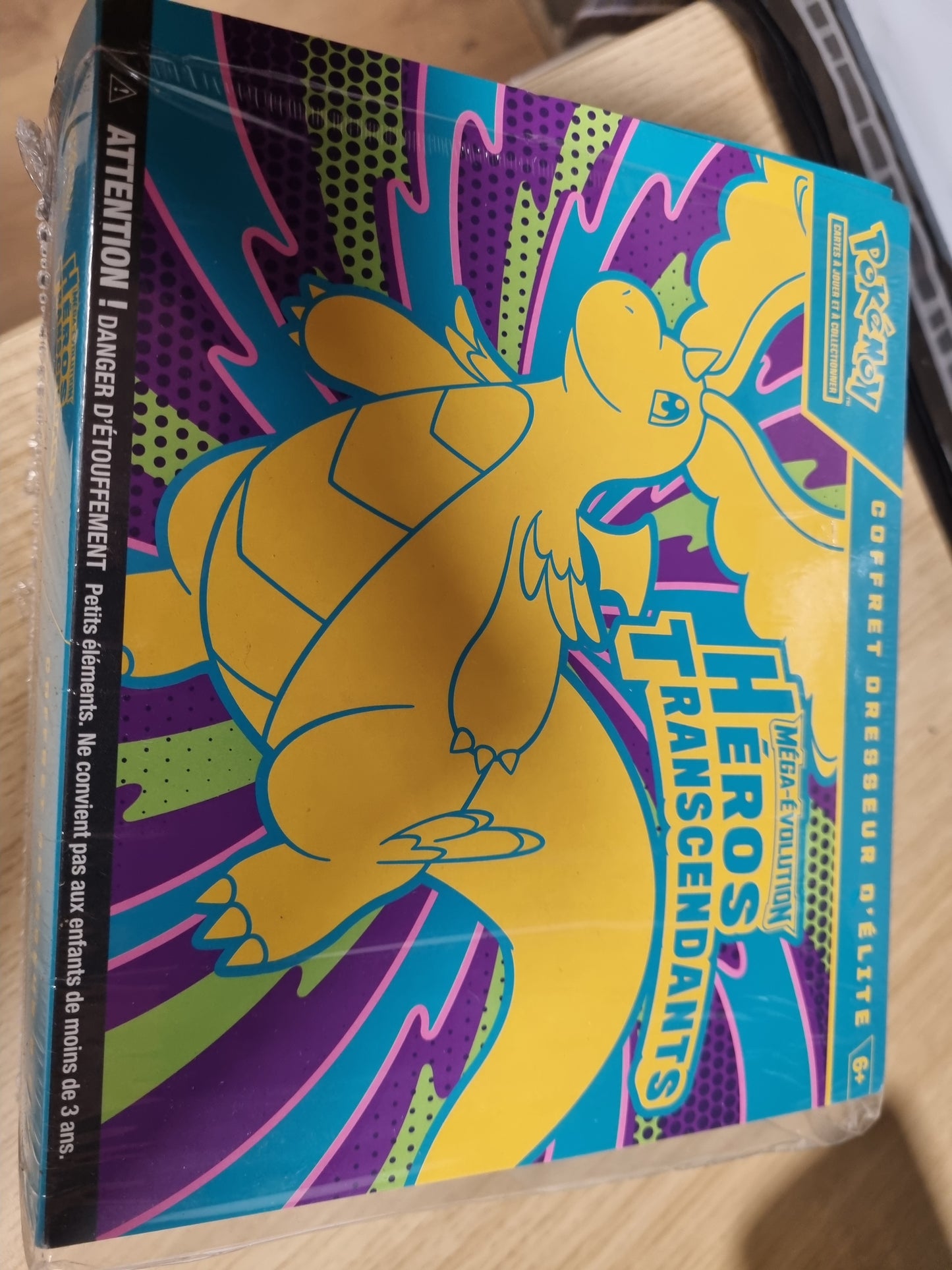 141366 - Pokémon: Mega Evolution Elite Trainer Set - Transcendent Heroes (1 Kartë Promo Plotësisht e Ilustruar, 9 Pako Booster dhe Aksesorë Lojë Premium)