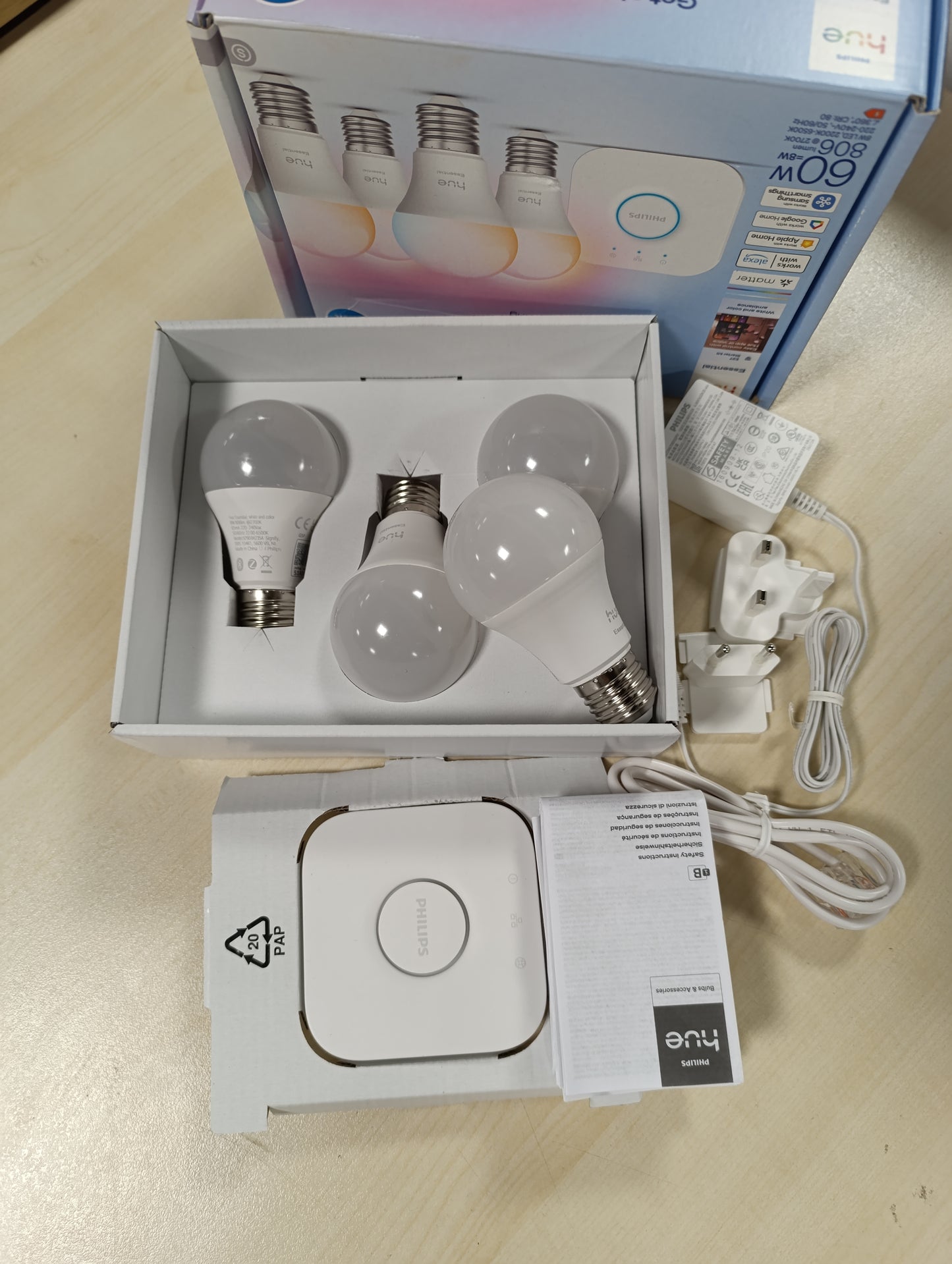 250122 - PHILIPS Hue Kit fillestar thelbësor: Ura + 4 llamba E27, dritë LED 2200-6500K, llamba me errësim, funksionon me asistentë zanorë