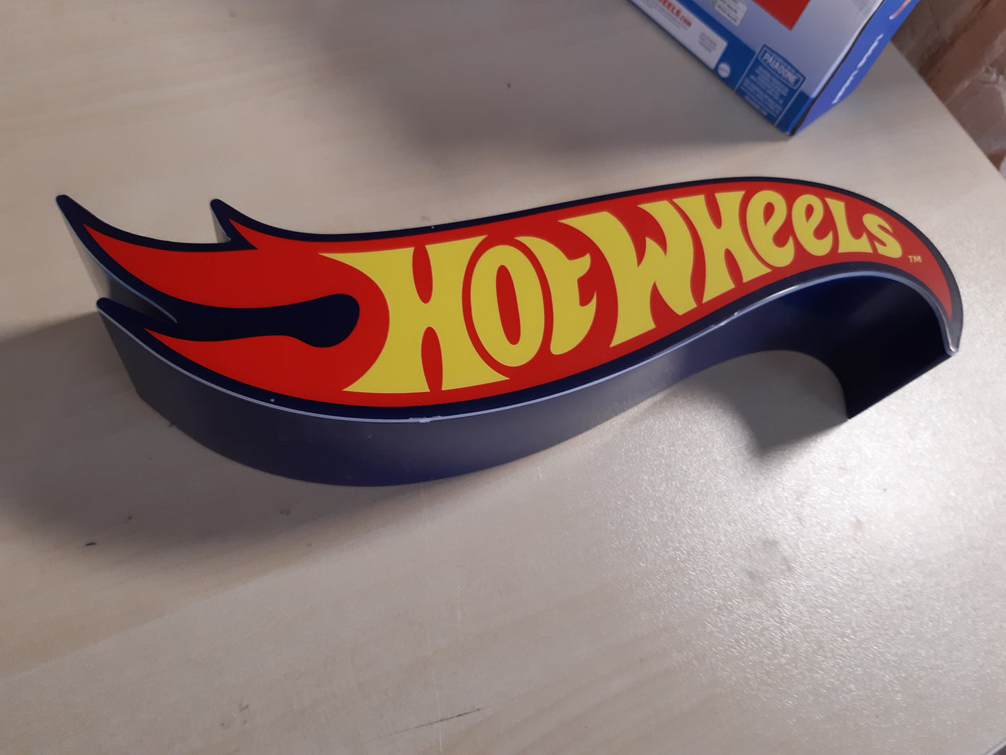 200474 - HOT WHEELS - Dritë Nate me Logo, Dekor për Dhomën e Lojërave, Dhuratë për Djem dhe Vajza, Aksesor për Dhomën e Gjumit, e Licencuar Zyrtarisht