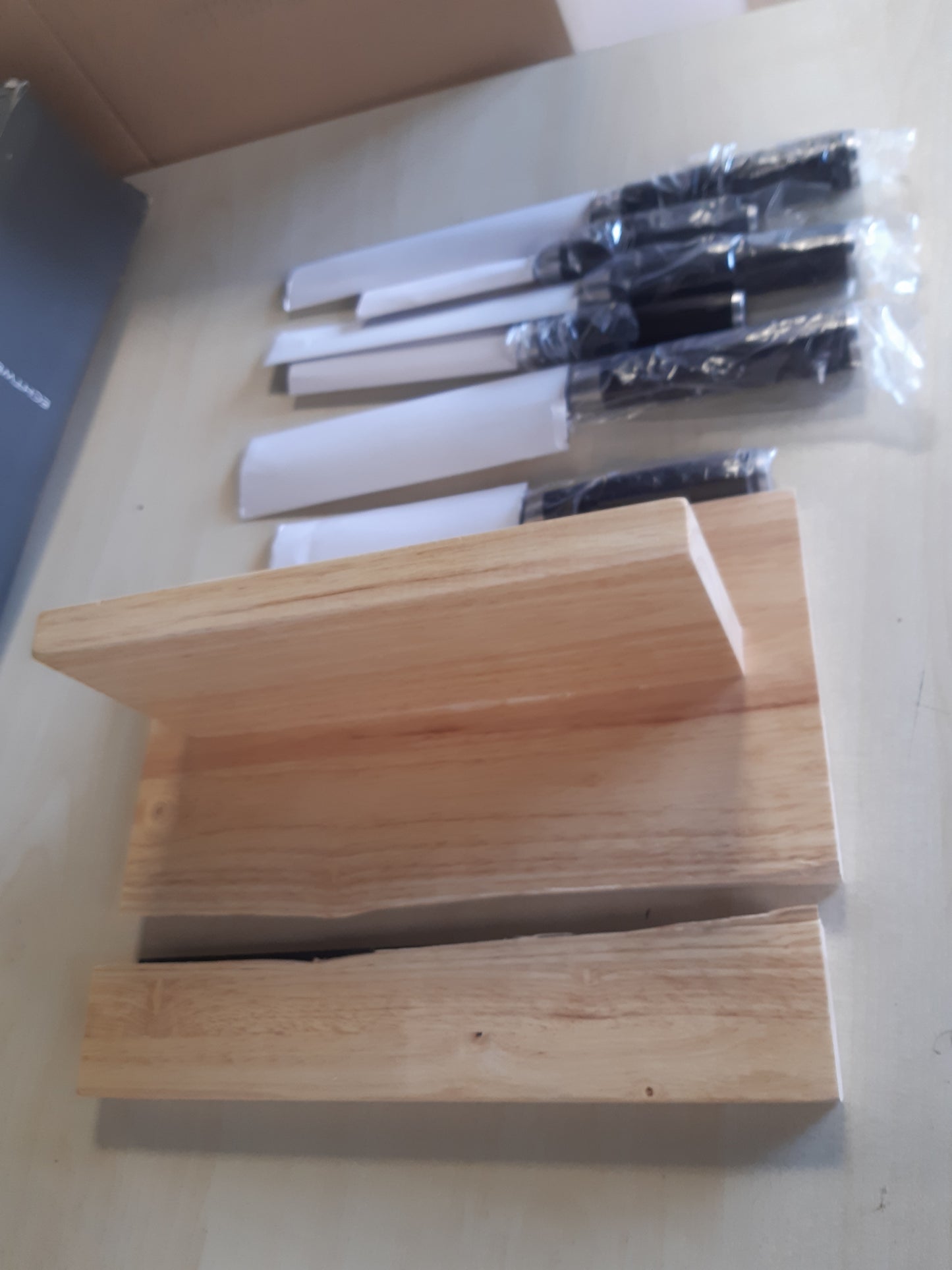 221058 - ECHTWERK Set thikash Damasku, 7 pjesë, thikë shefi, thikë buke, thikë filetoje, thikë Santoku, thikë shërbimi, thikë qërimi, doreza druri Pakka, përfshin bllok thikash magnetike prej druri