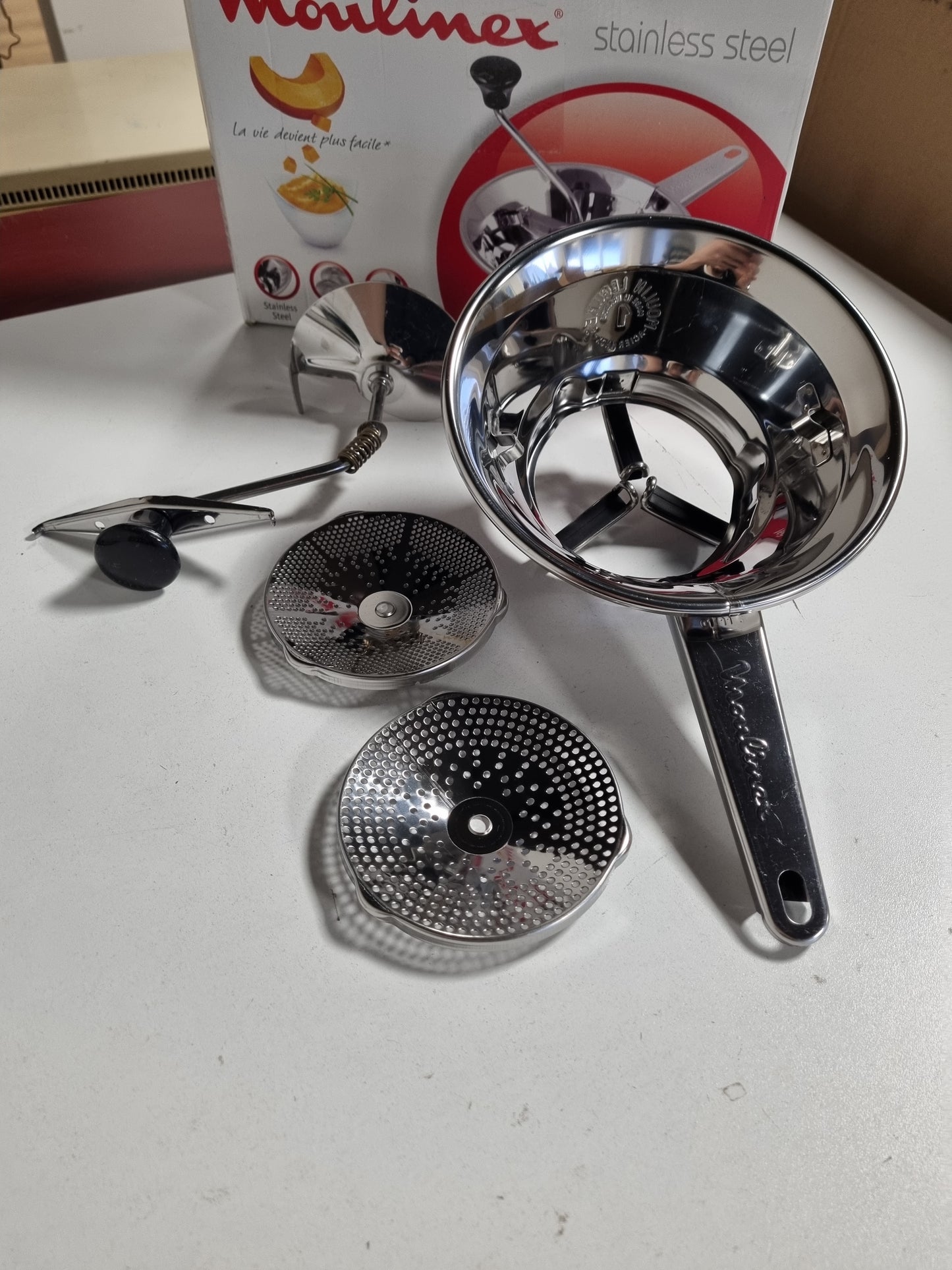 255895 - MOULINEX Mulli Perimesh Classic Manual prej Çeliku Inoks, Model i Vogël, Bluarje e Lehtë, I Sigurt për Lavatriçe, Prodhuar në Francë A40106