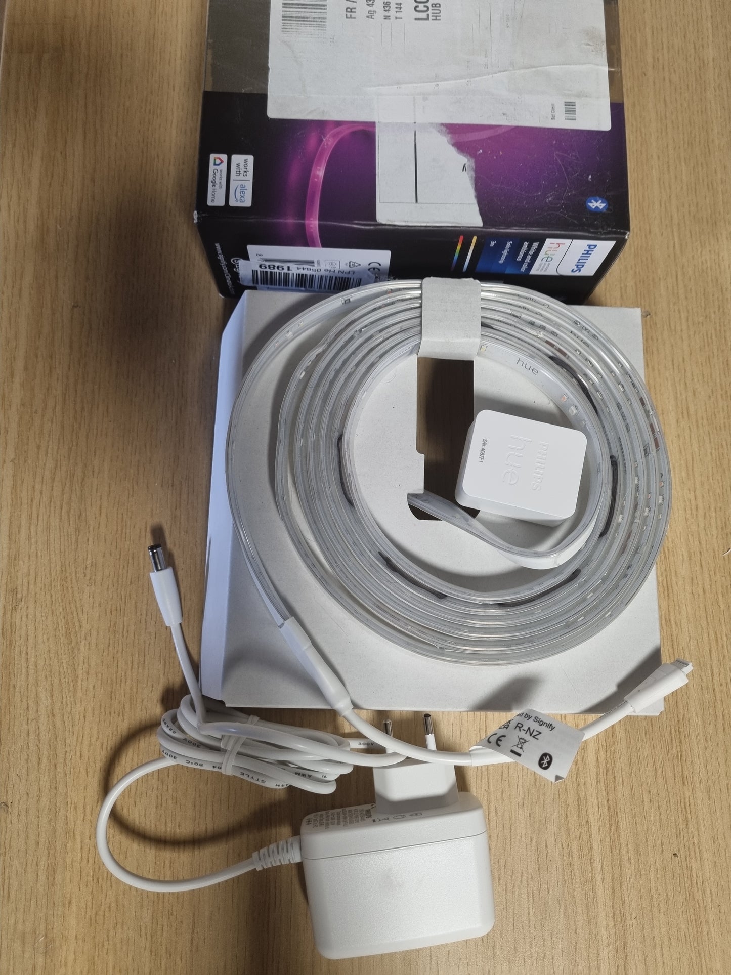 221171 - PHILIPS Hue White and Color Ambiance 3 metra (1 pako) - Kit shiriti LED 3m për përdorim të brendshëm - Funksionon me aplikacionin Hue, Alexa, Google Assistant dhe Apple HomeKit