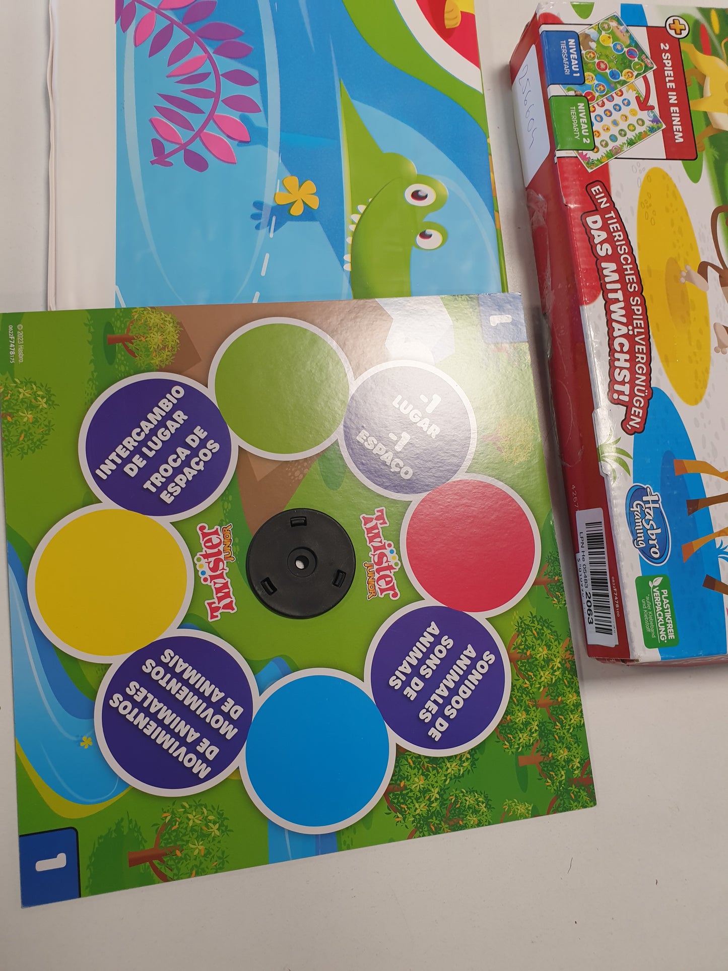 256604 - Hasbro Loja Twister Junior, lojë familjare 2-në-1 me dyshek loje nga të dyja anët, për fëmijë 3 vjeç e lart