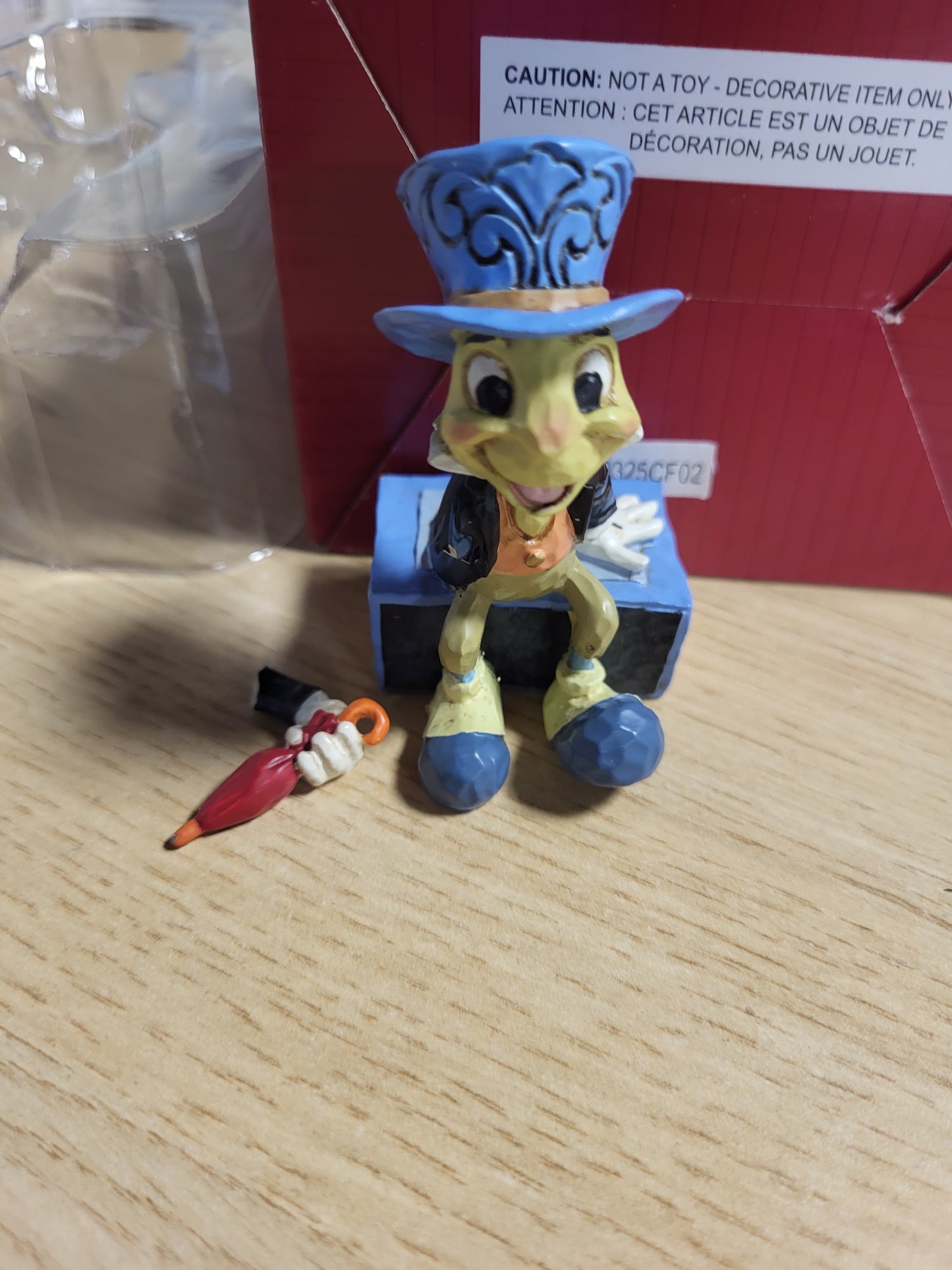 214792 - DISNEY TRADITIONS Figurinë e Jiminy Cricket nga 'Pinocchio'