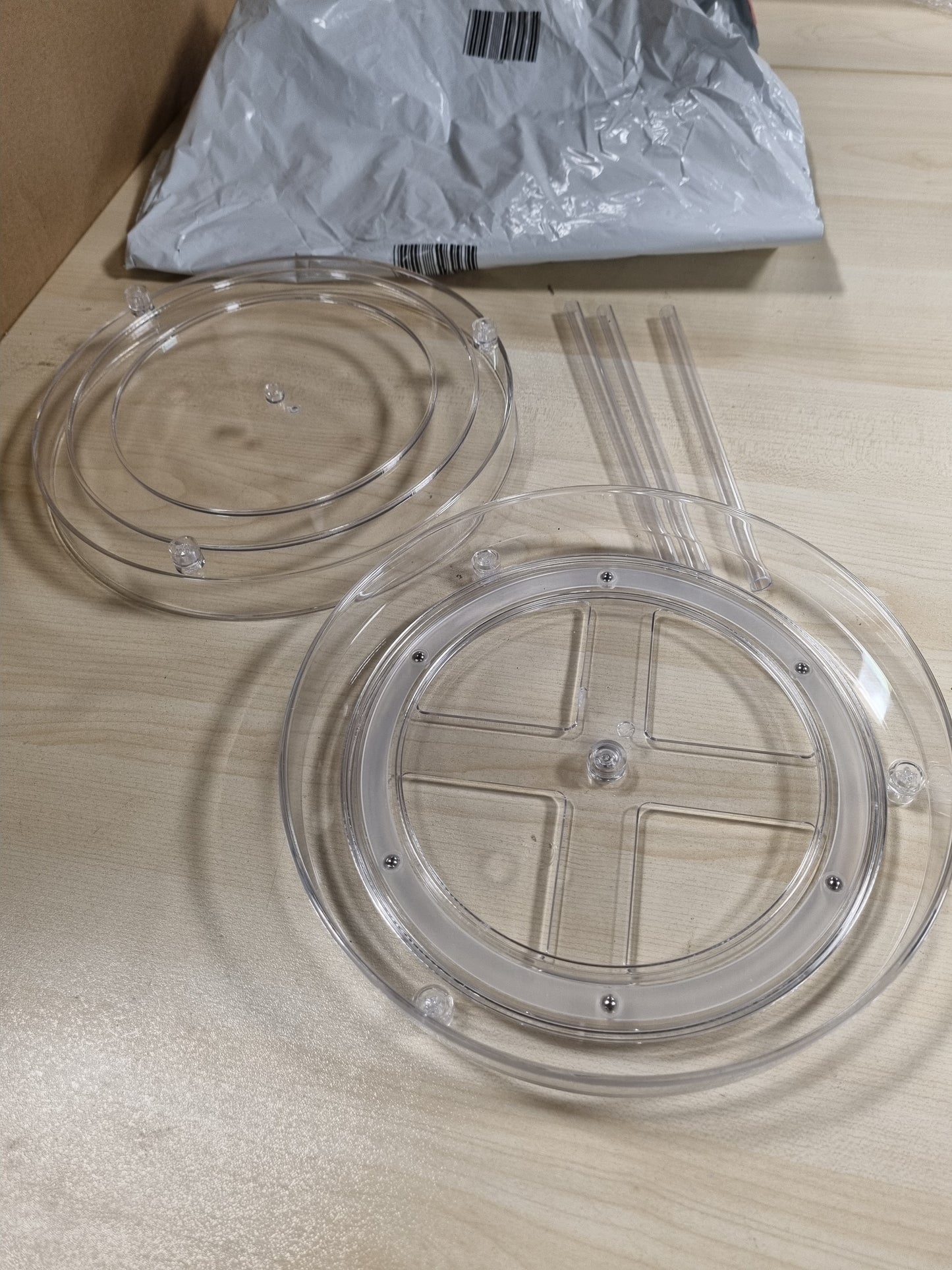 220500 - LUZOON Raft Erëzash Rrotullues 360°, Organizues Qeseje Lazy Susan me 2 Kate, Raft Plastik Erëzash Rrotullues për Kuzhinë, Shishe, Kozmetikë, Dollap, Qilar, Banjo (23CM me 2 Kate)