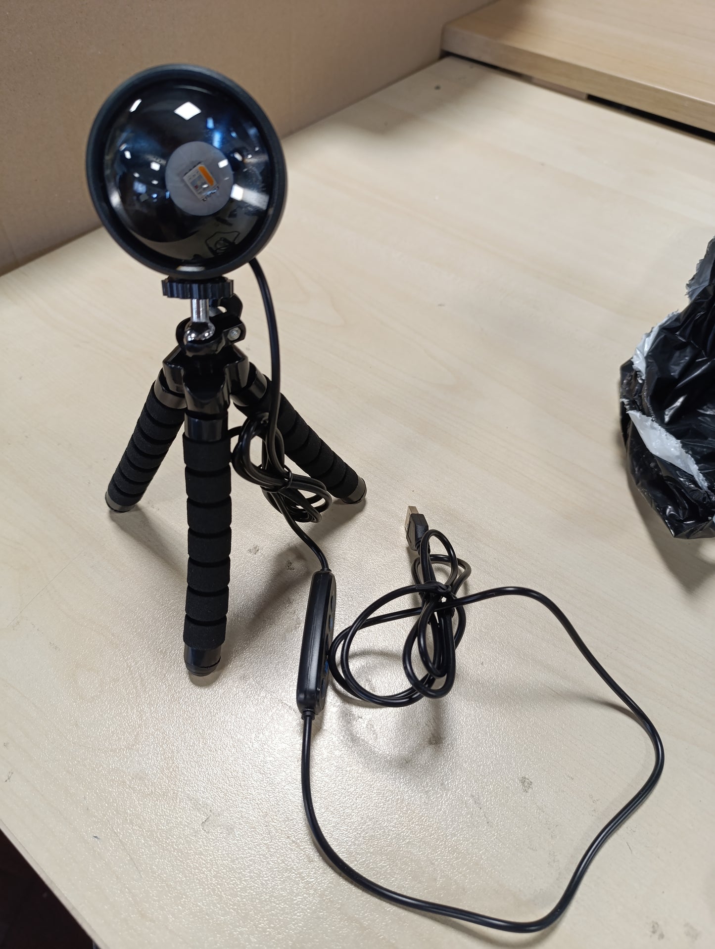 256700 - KANGTAIXIN Llambë Perëndimi të Diellit RGB, Projektor LED me Lidhje USB, Dritë Romantike me Rrotullim 360°