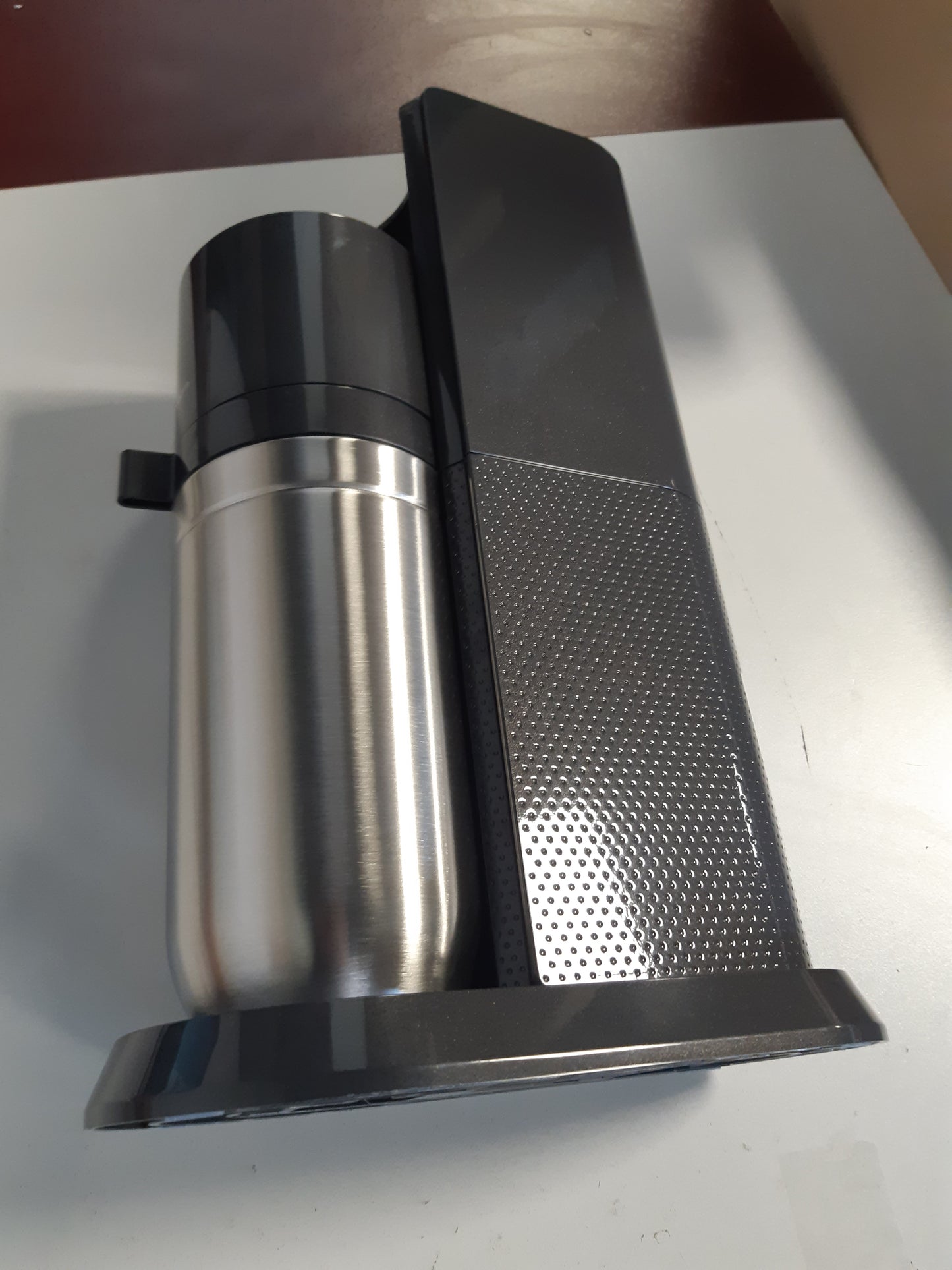 260122 - SODASTREAM Përgatitës uji me gaz Duo; 1 shishe qelqi 1 litër; 1 shishe 1 litër pa BPA; i sigurt për lavastovilje; titan