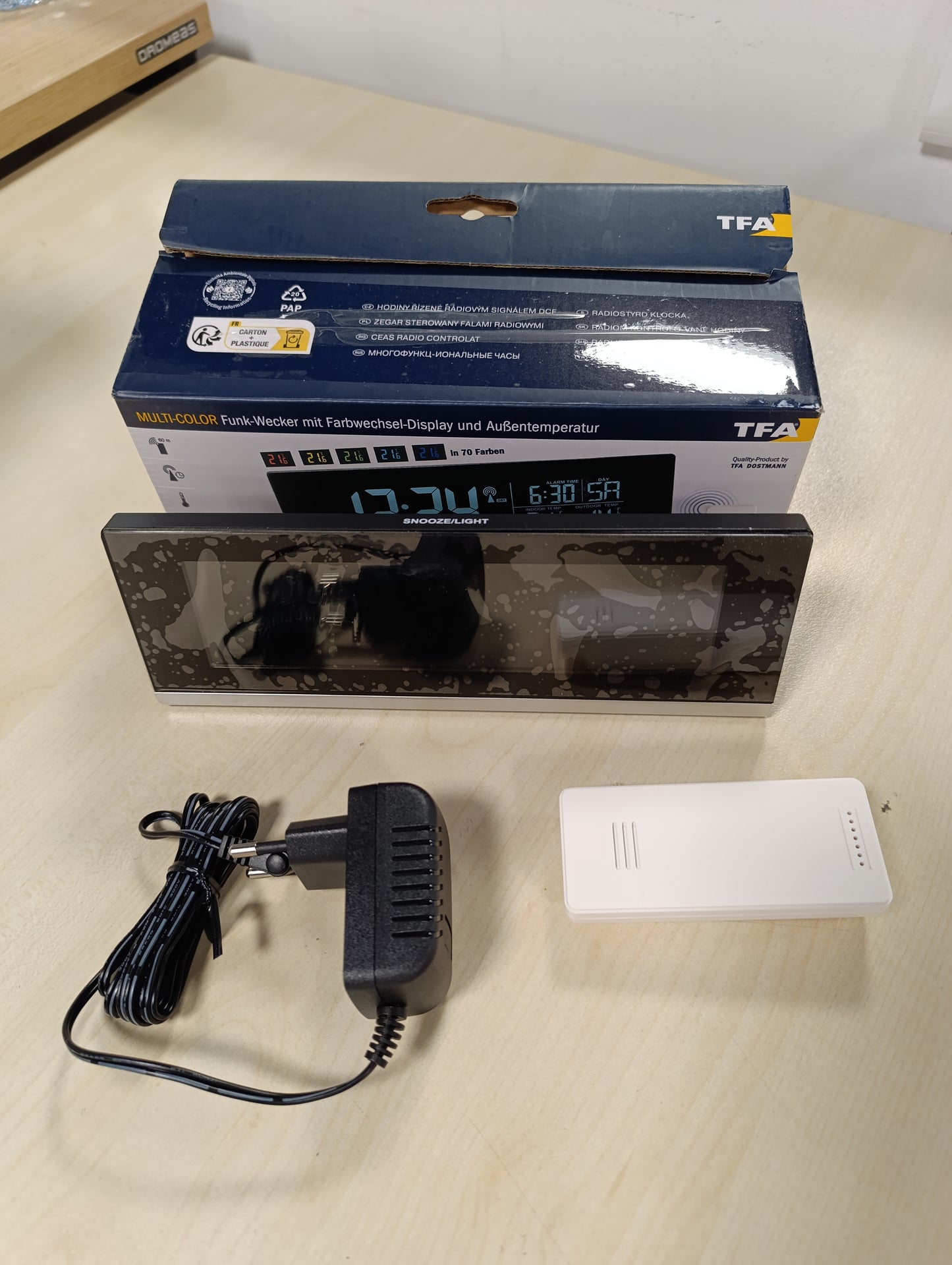 217573 - TFA DOSTMANN ORË ALARMI DIXHITALE ME SHUMË NGJYRA (70 NUANCA), 60.2548, FUNKSION KARIKIMI USB, TEMPERATURË E JASHTME, PLASTIKË, E ZEZË