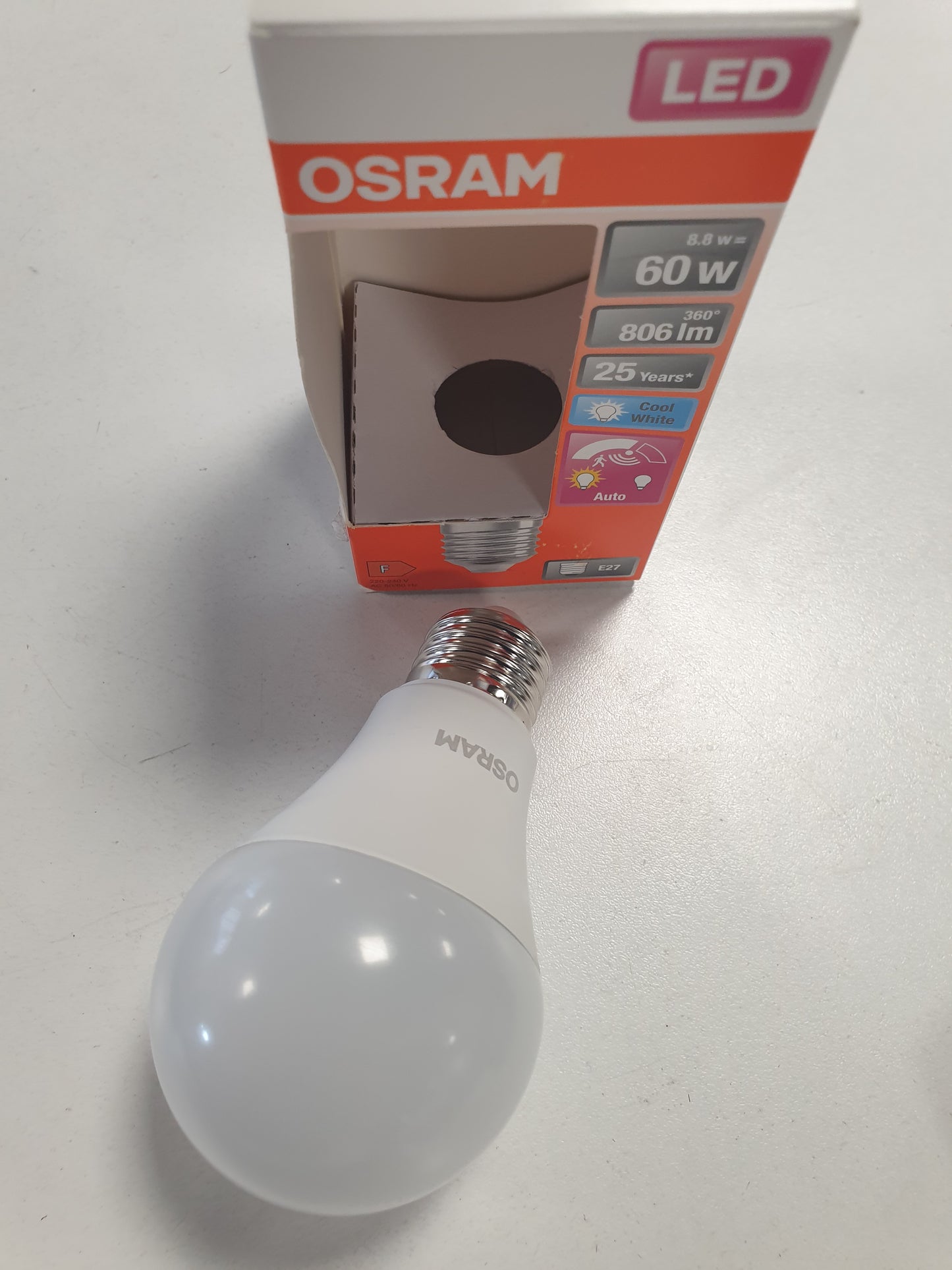230000 - OSRAM Llambë LED me Sensor Lëvizjeje A60, 8.8W, 840, 4000K E Bardhë e Ftohtë, E27, 806 lm, Diapazon 3m, Sensor Drite Dite