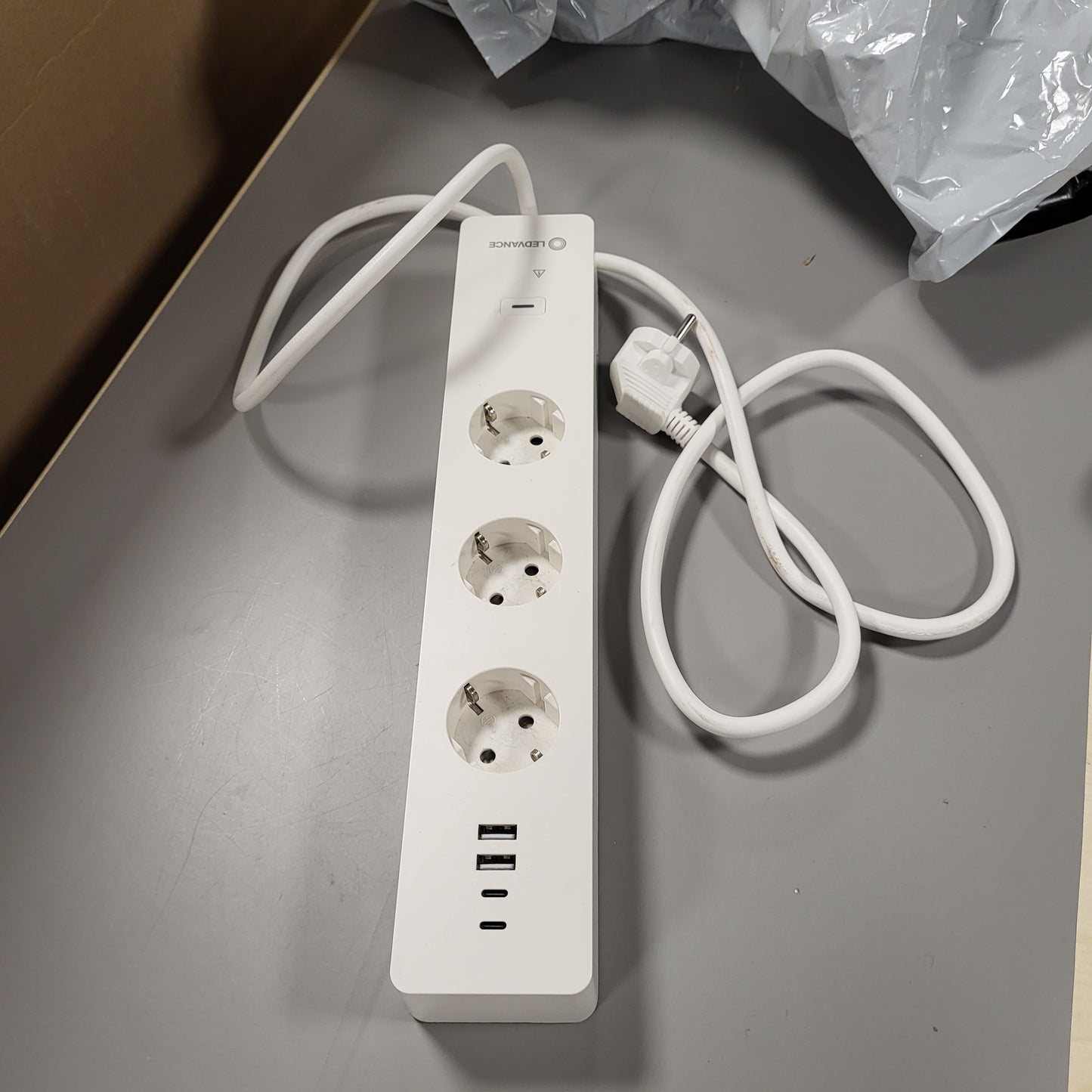 260489 - LEDVANCE Prizë inteligjente me teknologji WiFi, shirit elektrik i trefishtë me mbrojtje nga mbingarkesa dhe rritja e tensionit, duke përfshirë porta USB, i kontrollueshëm nëpërmjet aplikacionit WiFi, Alexa dhe Google