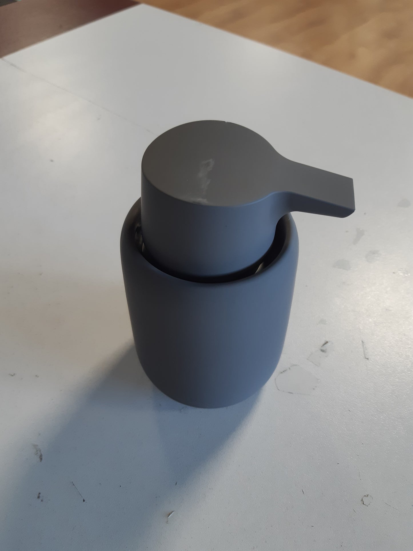 218053 - BLOMUS Dispensues sapuni qeramik SONO 250 ml | Ø8 x 14H cm | Ngjyrë Satellite | Dispensues sapuni të lëngshëm me kokë pompe