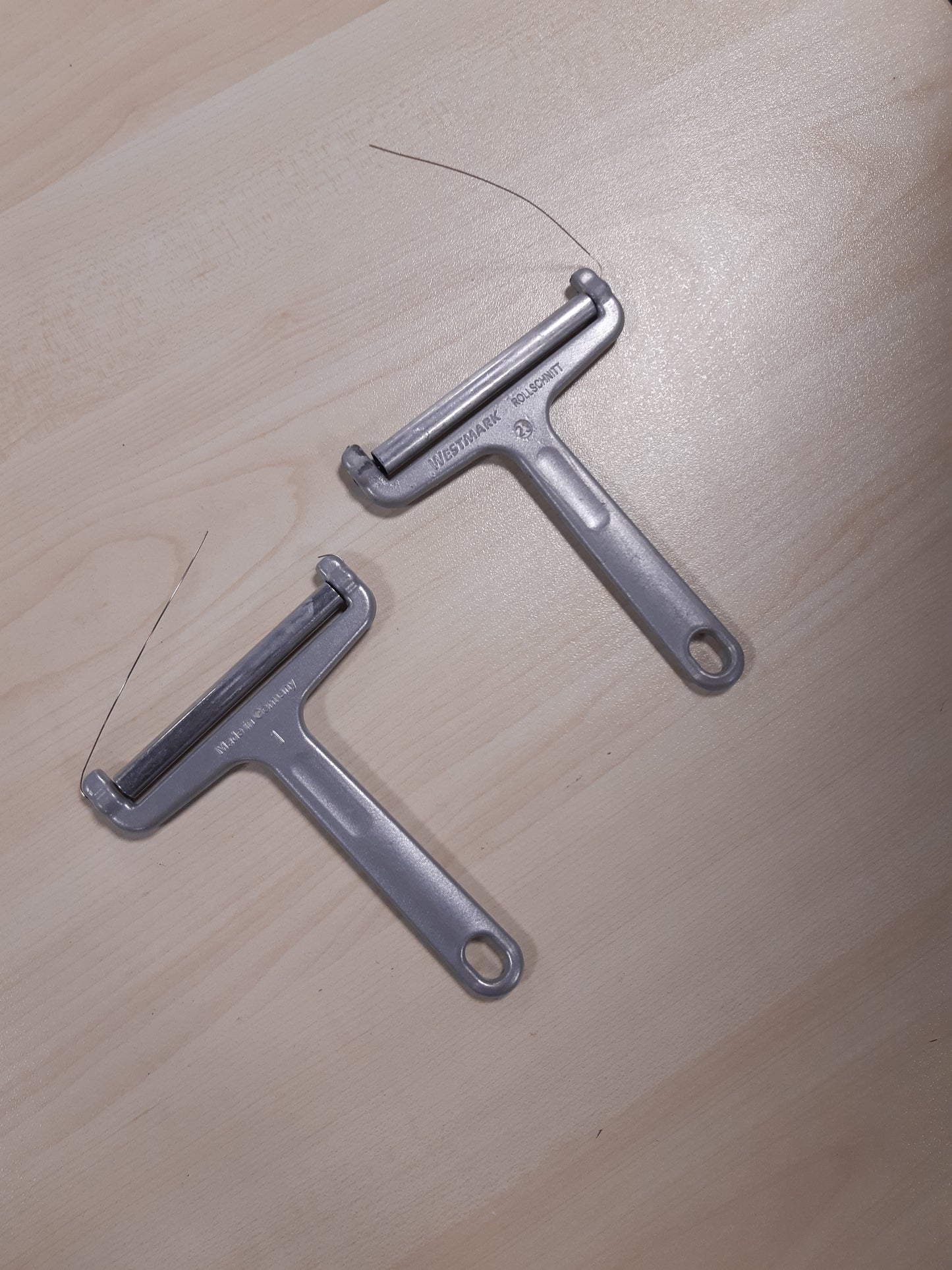 198036 - Prerës Djathi WESTMARK me 2 Rrotullues dhe Tel Prerës, Trashësi e Ndryshueshme e Prerjes, Materiali: Çeliku Inox/Alumini, Modeli: Rollschnitt, Ngjyra: Argjend, Kod: 710022E3