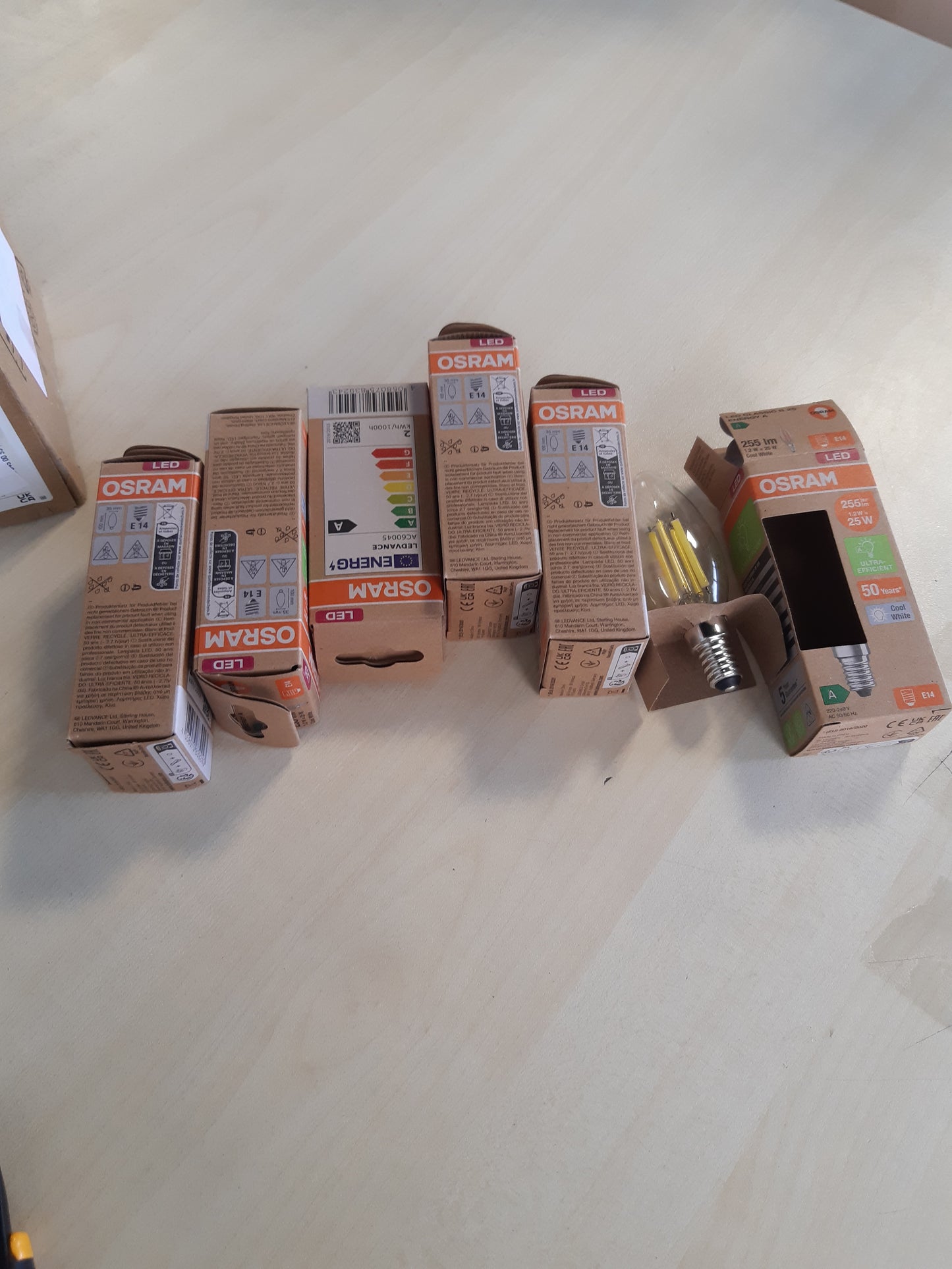 187264 - OSRAM Mini Qiriri LED Dekorativ, Dizajn i Satenit, Klasa A Efikasitëti të Energjisë, E14, 1.2W, 255lm, 2700K, Ngjyra e Bardhë e Ngrohtë, Pako 4 Copë