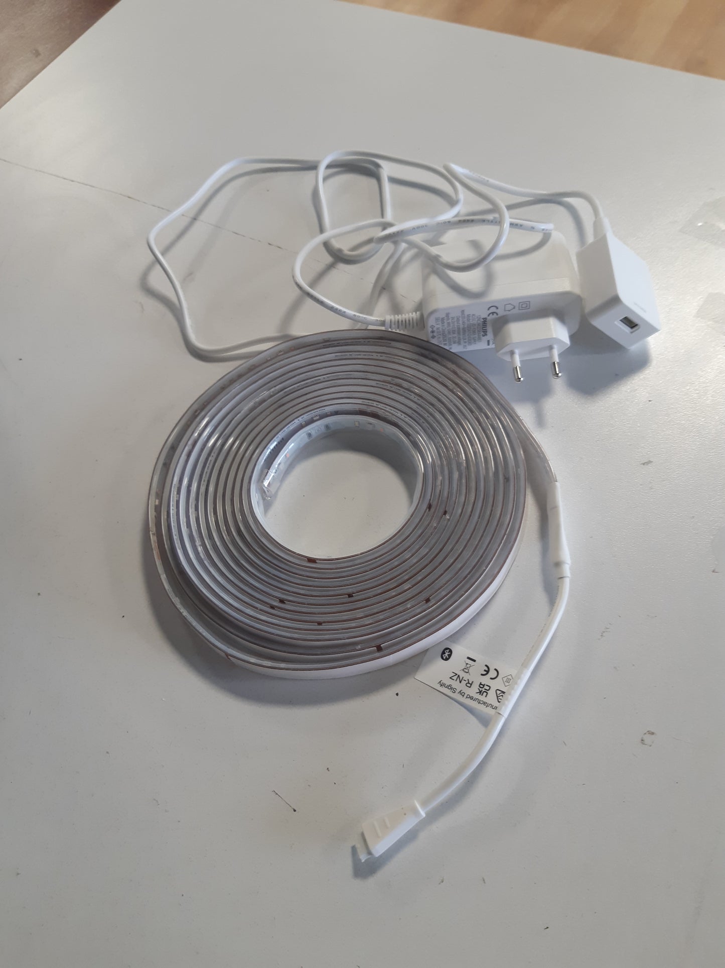217113 - PHILIPS Hue Solo 5M - Shirit LED inteligjent (1 x 5 m), shirit drite shumëngjyrësh, kontrollohet me aplikacionin Hue, i pajtueshëm me Alexa, Google Assistant dhe Apple HomeKit
