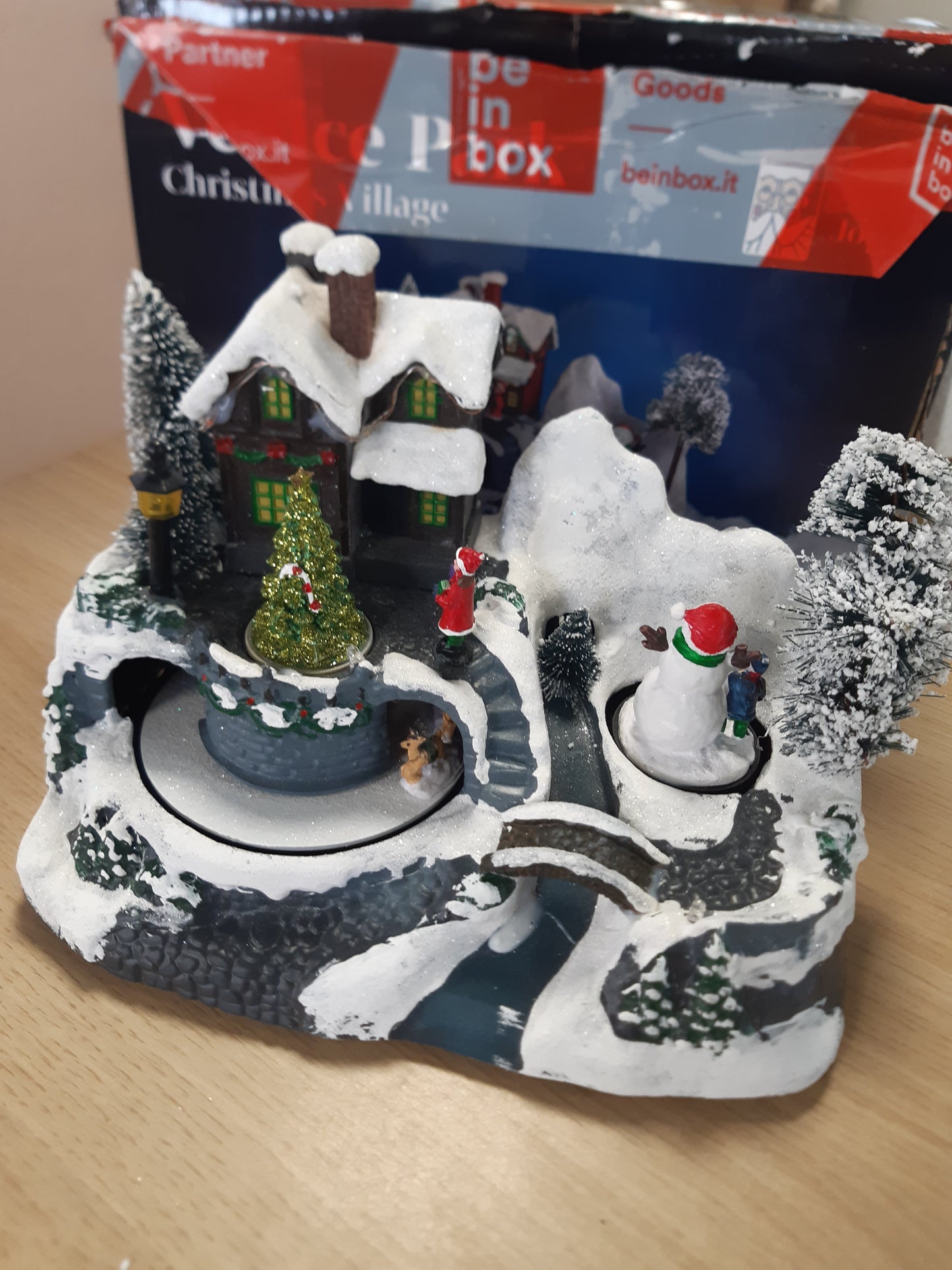 183544 - AVILIA Fshati Muzikor i Krishtlindjeve me Lëvizje dhe Drita, Dekorime Krishtlindjesh me Drita Vezulluese dhe Melodië Magjepsëse