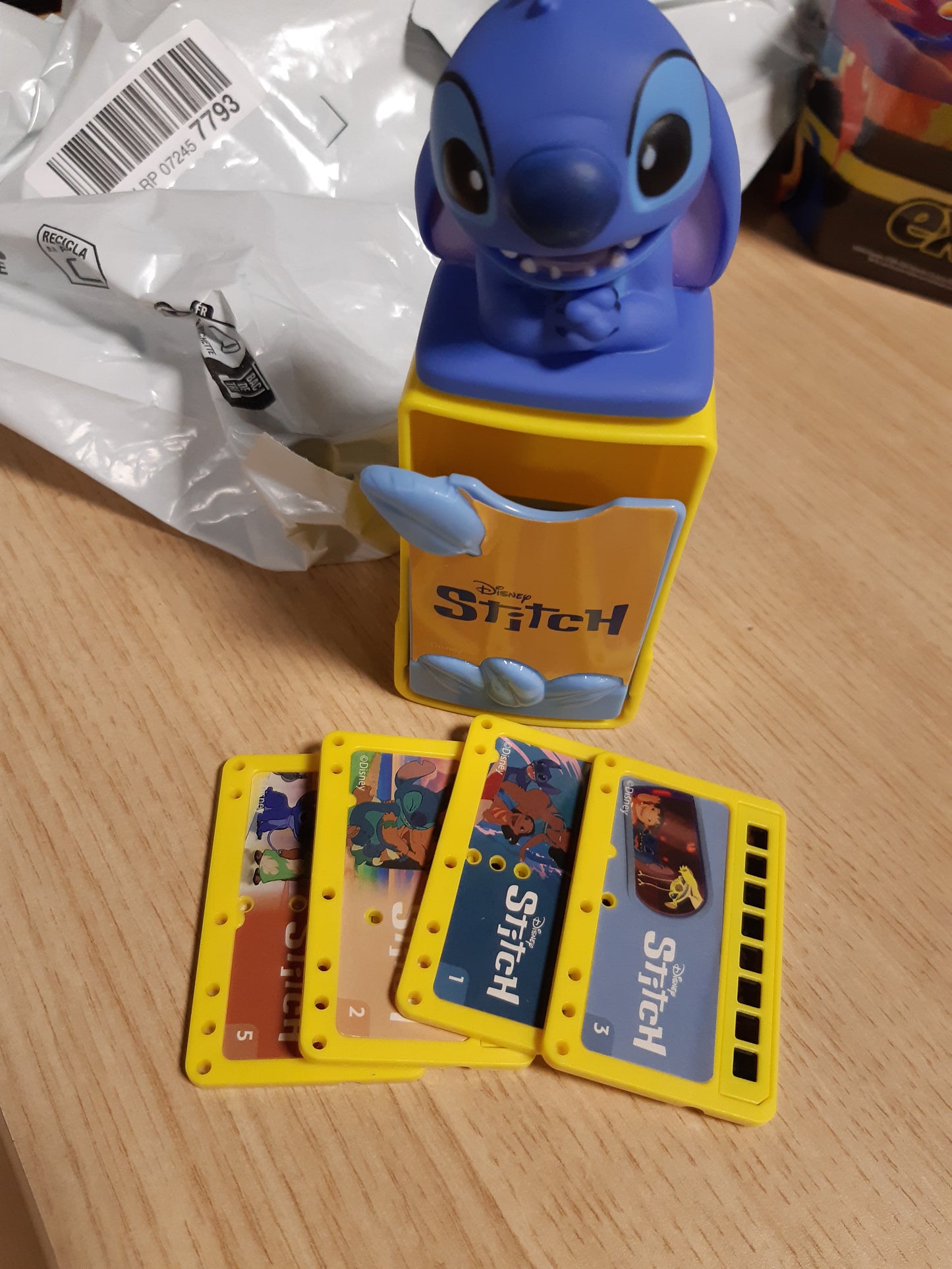 141554 - Clementoni Disney Baby Recharge Stitch Projector Storyteller Plus, tregues historish për fëmijë 2+ vjeç, 5 tregime të treguara dhe të projektuara, lojë elektronike portative me zë, në gjuhën italiane, 17584.