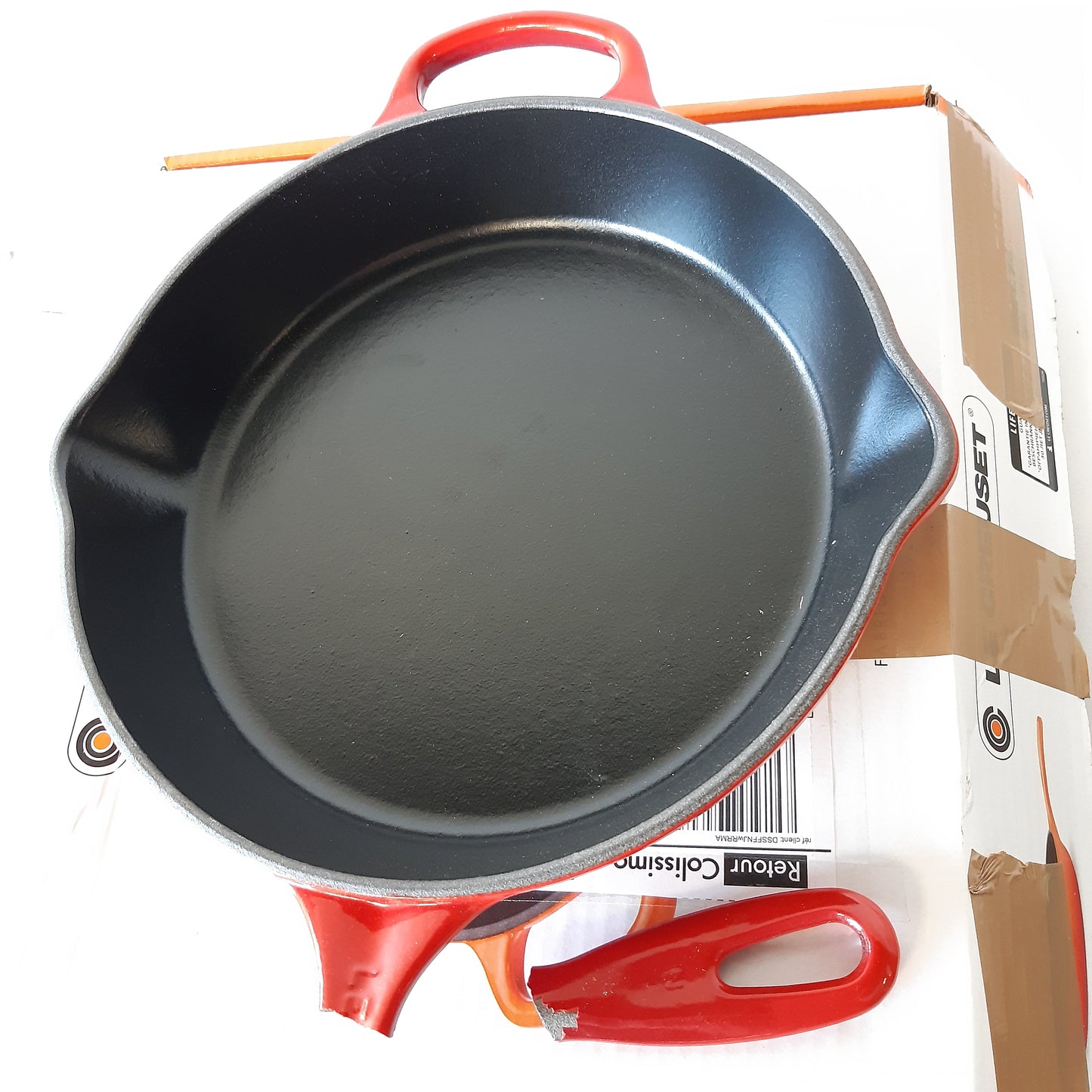 167302 - LE CREUSET Tigan i Thellë Prej Gize i Emaluar, Signature me Dorëzë Ndihmëse dhe Dy Gryka Derdhjeje, 26 cm, Kapaciteti 2 Litra, Ngjyra Qershie, Kod 20187260600422
