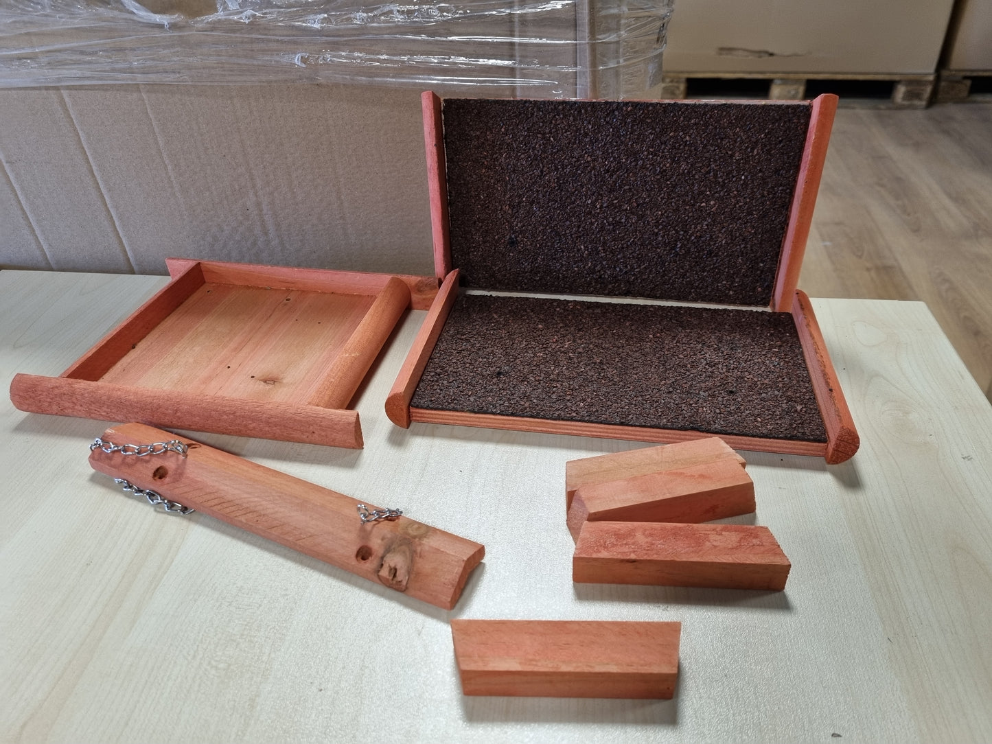 202613 - KERBL STUBBS - Ushqyes për Kafshë Shtëpiake, 29x28x18cm, Çati Bitumi Rezistente ndaj Motit, me Zinxhir Varës, me Mbulesë Çatie që Mbron Ushqimin