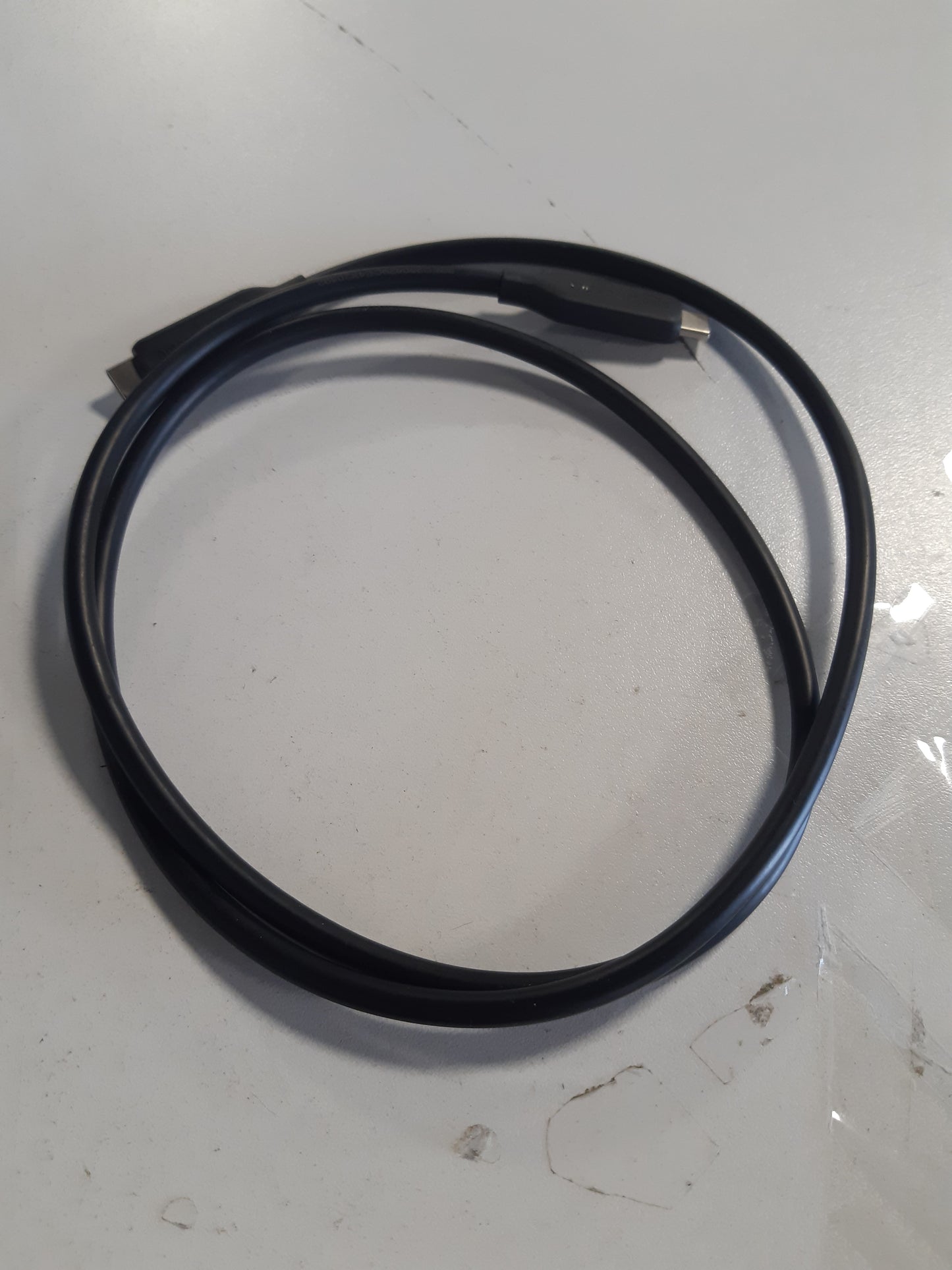 269279 - AMAZON BASICS Kabllo karikimi të shpejtë USB-C në USB-C 4, 40Gbps, video 8K, 240W, Thunderbolt 4/3, i çertifikuar USB-IF, 1 m, i zi