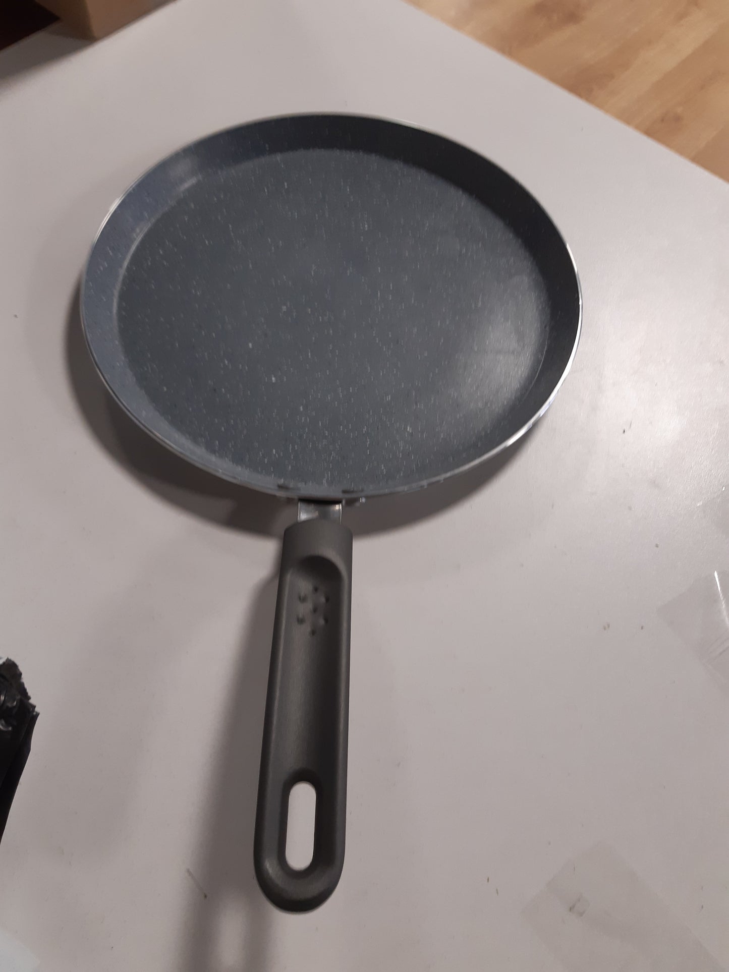 253161 - CREALYS 539346 AUTAN Tigan për Krep Alumini Ø 26cm - Veshje Qeramike, Gri - Dorezë Silikoni Rezistente ndaj Nxehtësisë