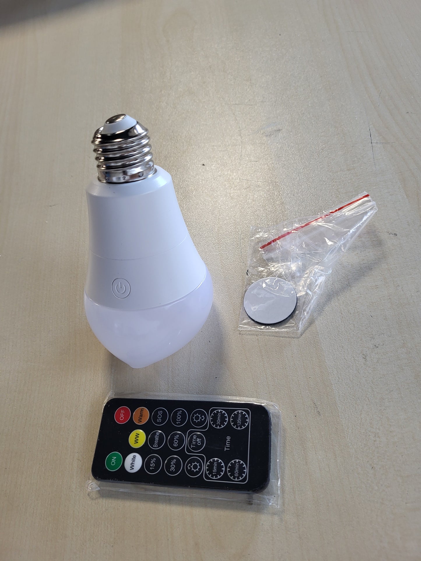 215369 - Llampa LED E27, Llampë e Rikarikueshme me Telekomandë, Llampë LED me 3 Ngjyra dhe Bateri me Errësim