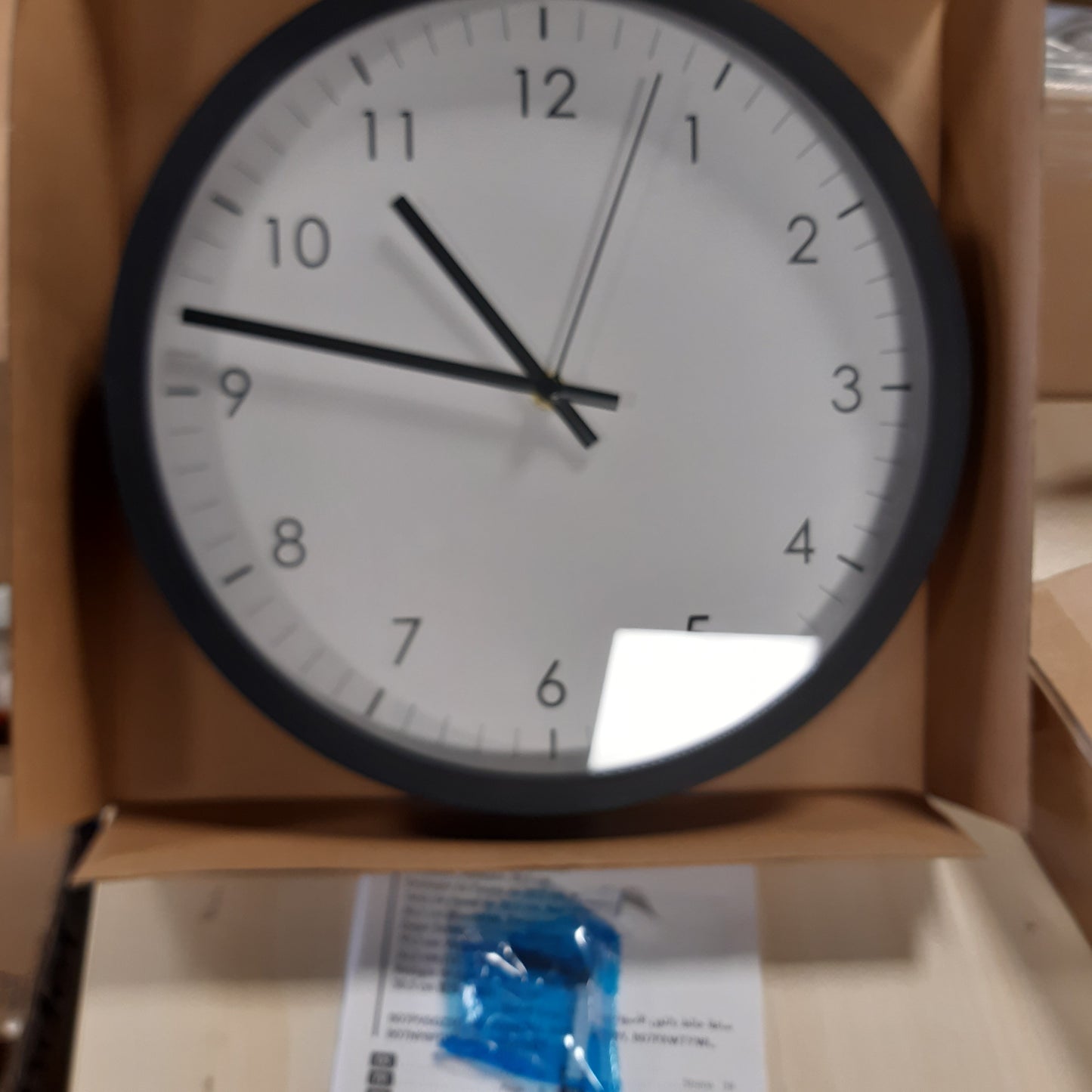 252356 - AMAZON BASICS Orë muri e rrumbullakët me bateri, e heshtur, 30 cm e zezë