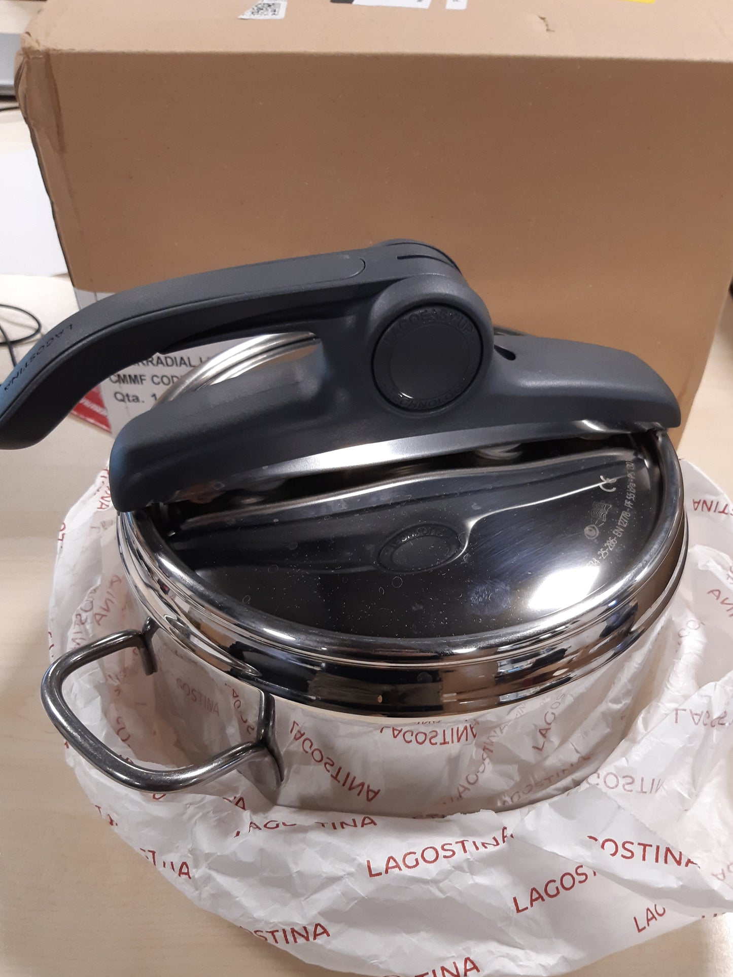 153223 - LAGOSTINA Tenxhere me Presion me Kontroll Rrezor, 5L, Çelik Inoks 18/10, Ø 22 cm, e Përshtatshme për Induksion dhe Gaz, Kapak që Hapet Lehtë, Fund me Tre Shtresa Irradial Plus