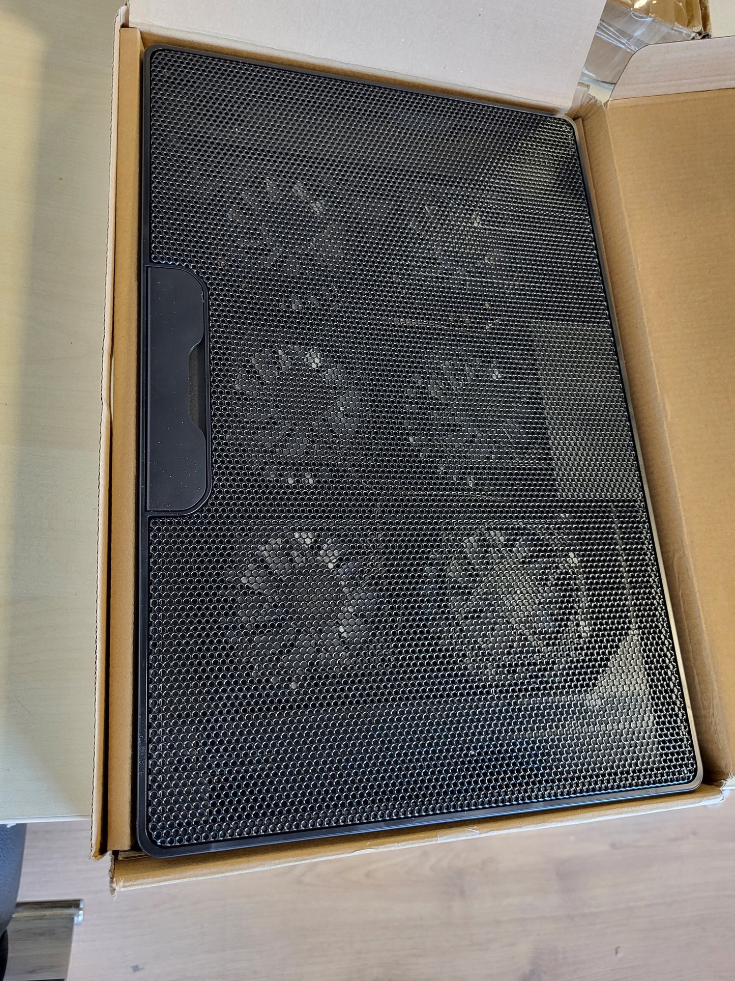 269135 - Amazon Basics Mbështetëse për Laptop me 6 Ventilatorë të Qetë, për Laptopë 12-17 inç, me Porta USB-A dhe USB-C, e Rregullueshme në Lartësi