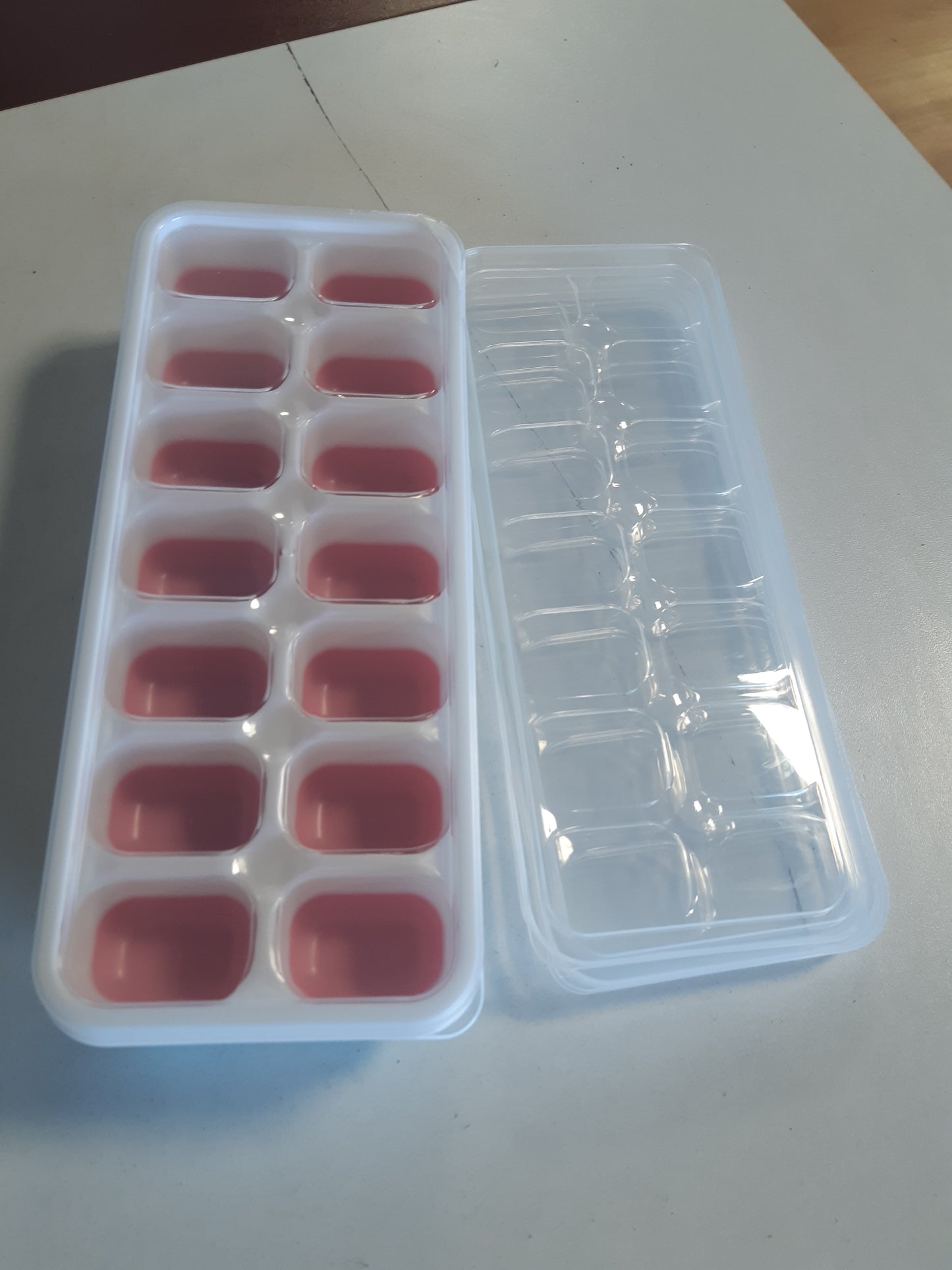225375 - Tabaka silikoni për kube akulli me kapak, pa BPA, 4 enë akulli, formë akulli e sigurt për ushqim