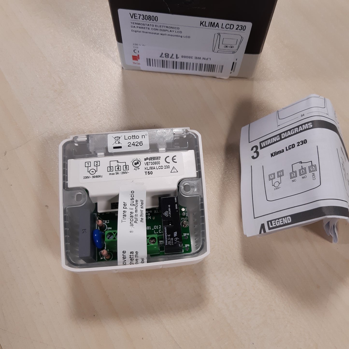 251001 - VEMER VE730800 KLIMA LCD - Termostat Elektronik i Murit, Furnizim me Energji 230V, i Bardhë