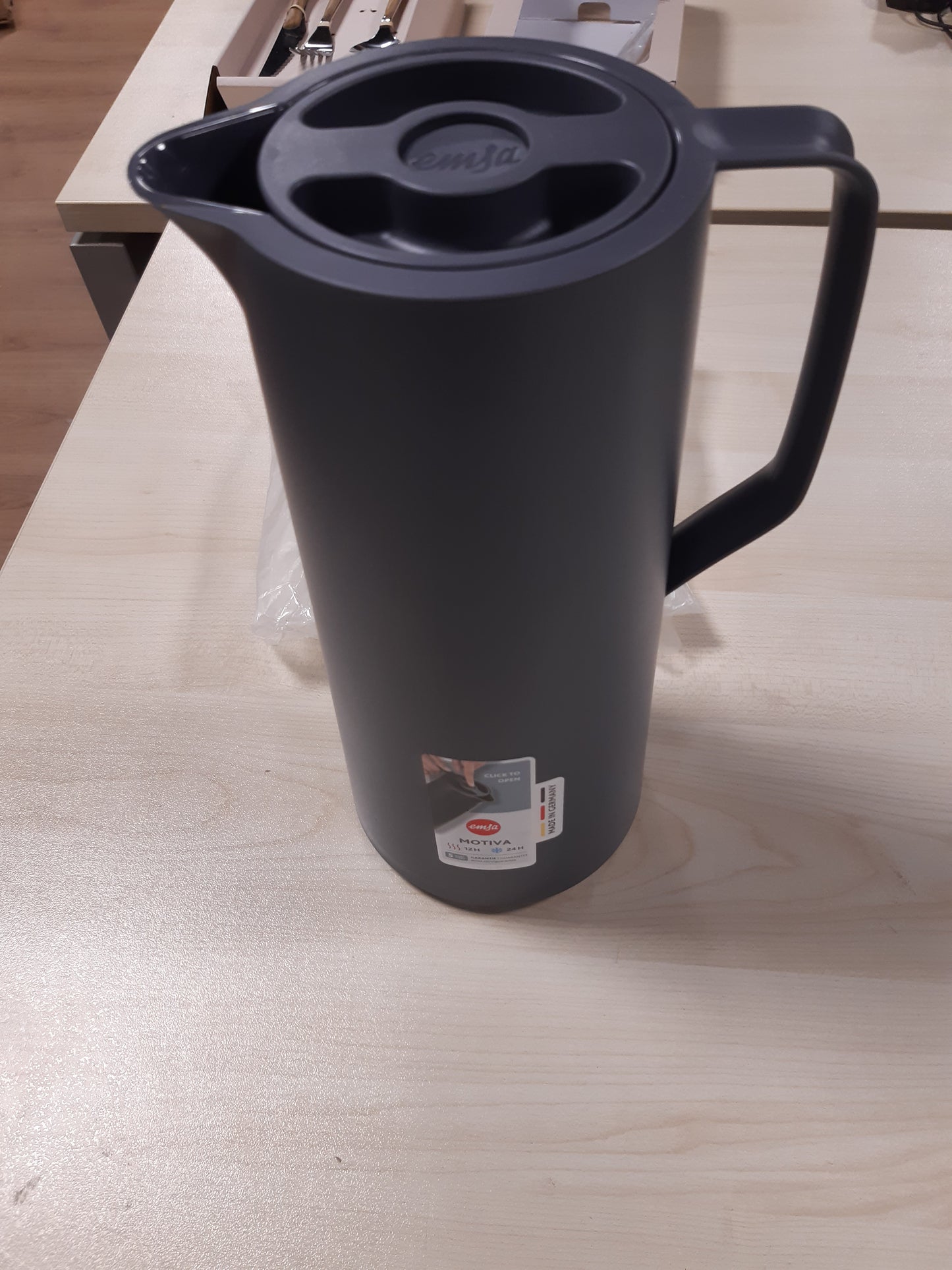 228718 - EMSA Motiva - Termos Flask 1L, flask i izoluar me mbyllje të shpejtë, mban pijet të nxehta për 12 orë, të ftohta për 24 orë, mbulesë qelqi, prodhuar në Gjermani, dizajn nordik, antracit, N41701.