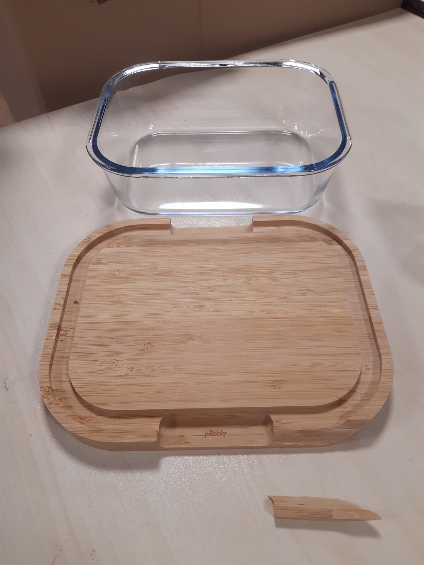 199768 - PEBBLY - Kuti Djathi me Kupolë Qelqi dhe Plaka Bambuje, Për 3-4 Djathëra, Madhësia 27 x 21.5 x 9.5cm, Materiale Natyrale, Pa BPA