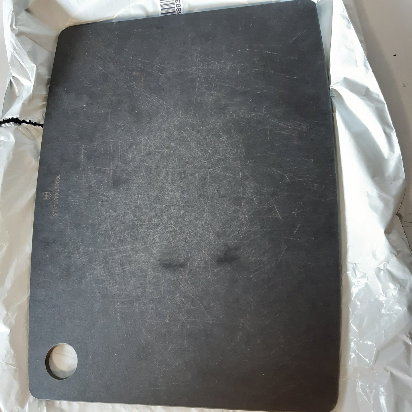 255963 - Victorinox. Dërrasë prerëse Kitchen Series, e përshtatshme për teh, M (36.8 x 28.5 x 0.6 cm), e zezë, mund të lahet në lavastovilje